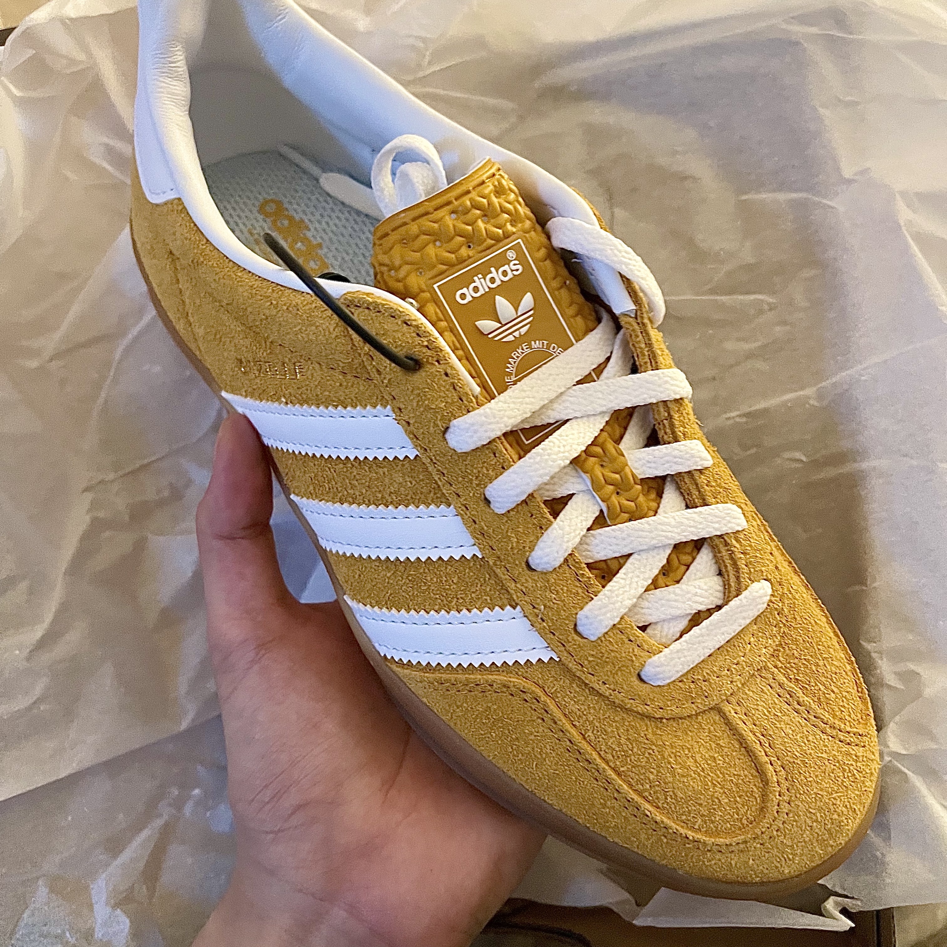 (W) Adidas Gazelle Indoor Orange Peel Cloud White 착용 스타일