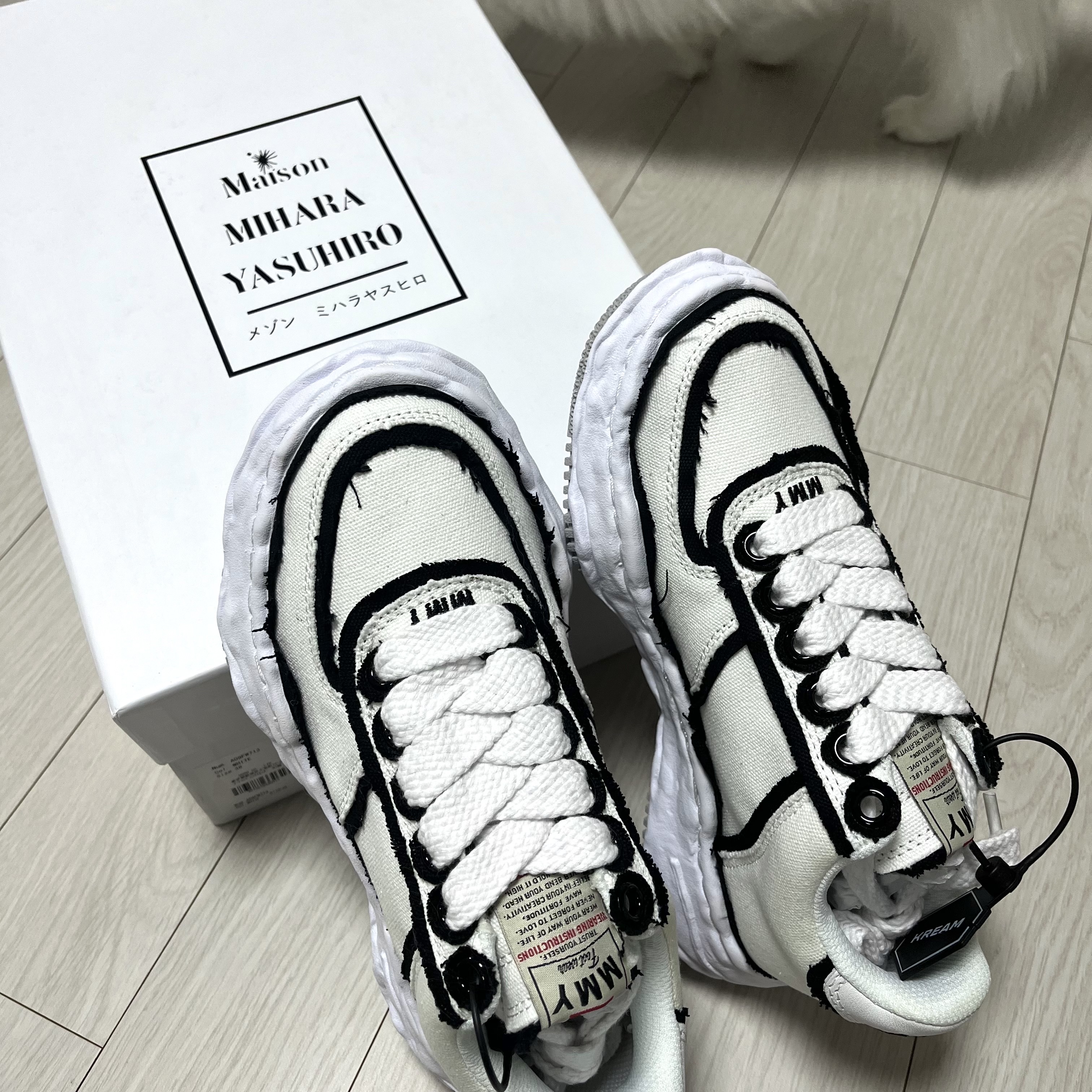 Maison Mihara Yasuhiro Wayne OG Sole Overhanging Canvas Low-top Sneakers White 착용 스타일 - 1