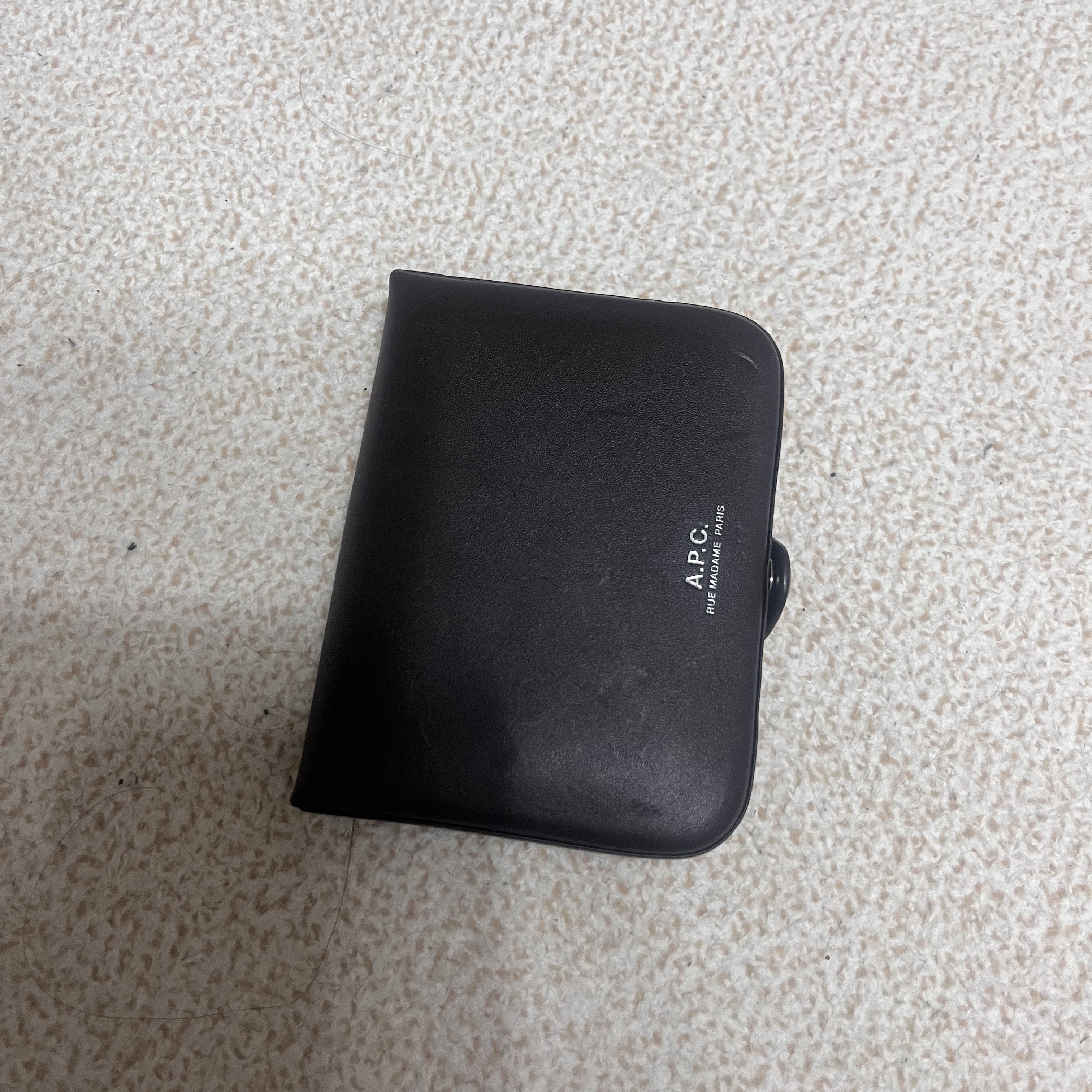 A.P.C. Josh Coin Purse Dark Brown 착용 스타일