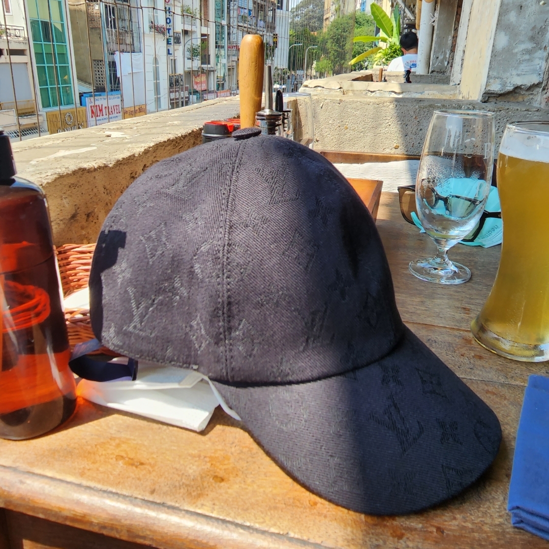 Louis Vuitton Monogram Essential Cap Black 착용 스타일