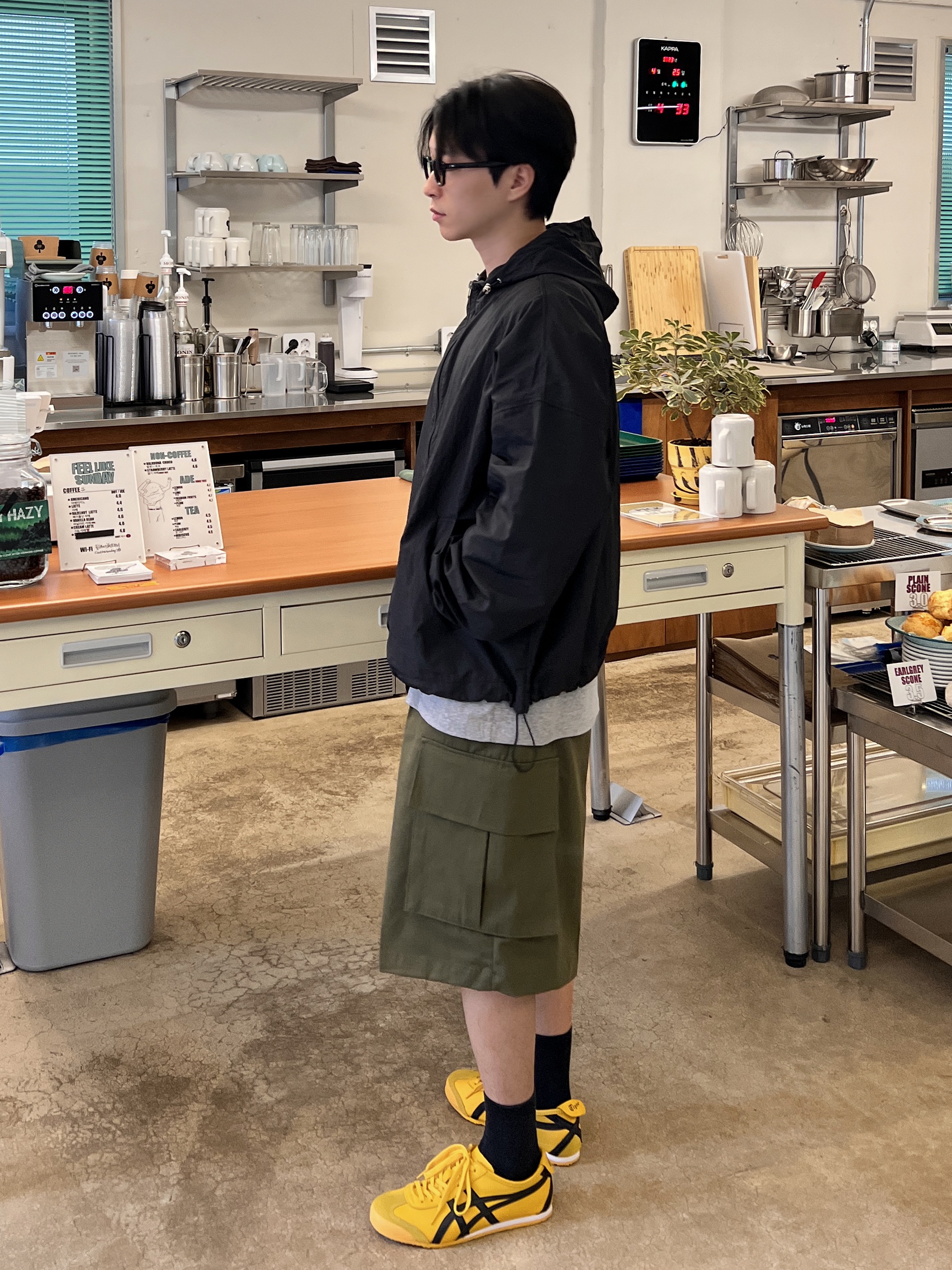 오니츠카 타이거 멕시코 66 옐로우 블랙 착용 스타일 - 1