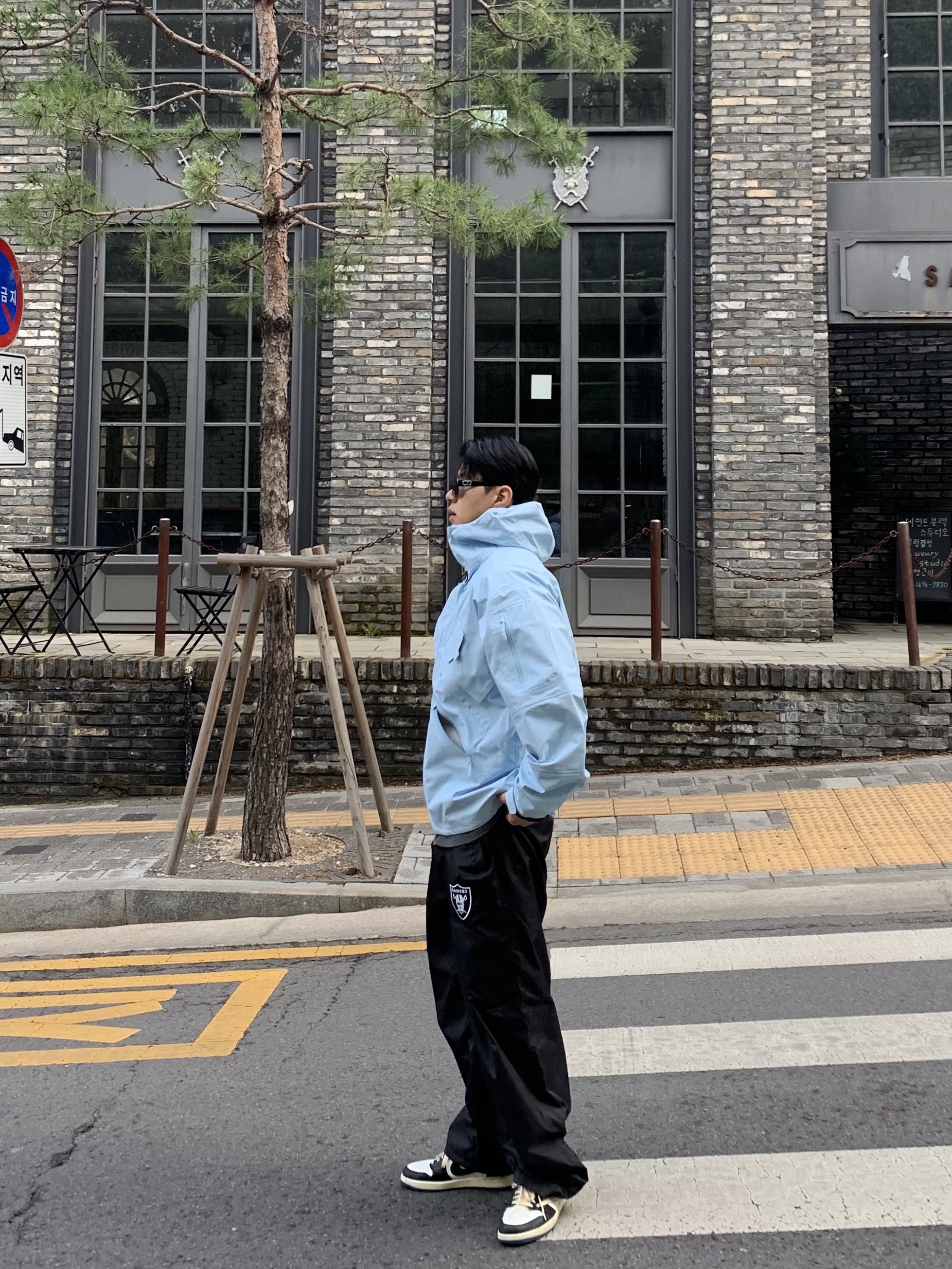 Nike x Drake Nocta Alien Gore-Tex Jacket Cobalt - US/EU, Jordan 1 x Travis Scott x Fragment Retro Low OG SP Military Blue 착용 스타일 - 4