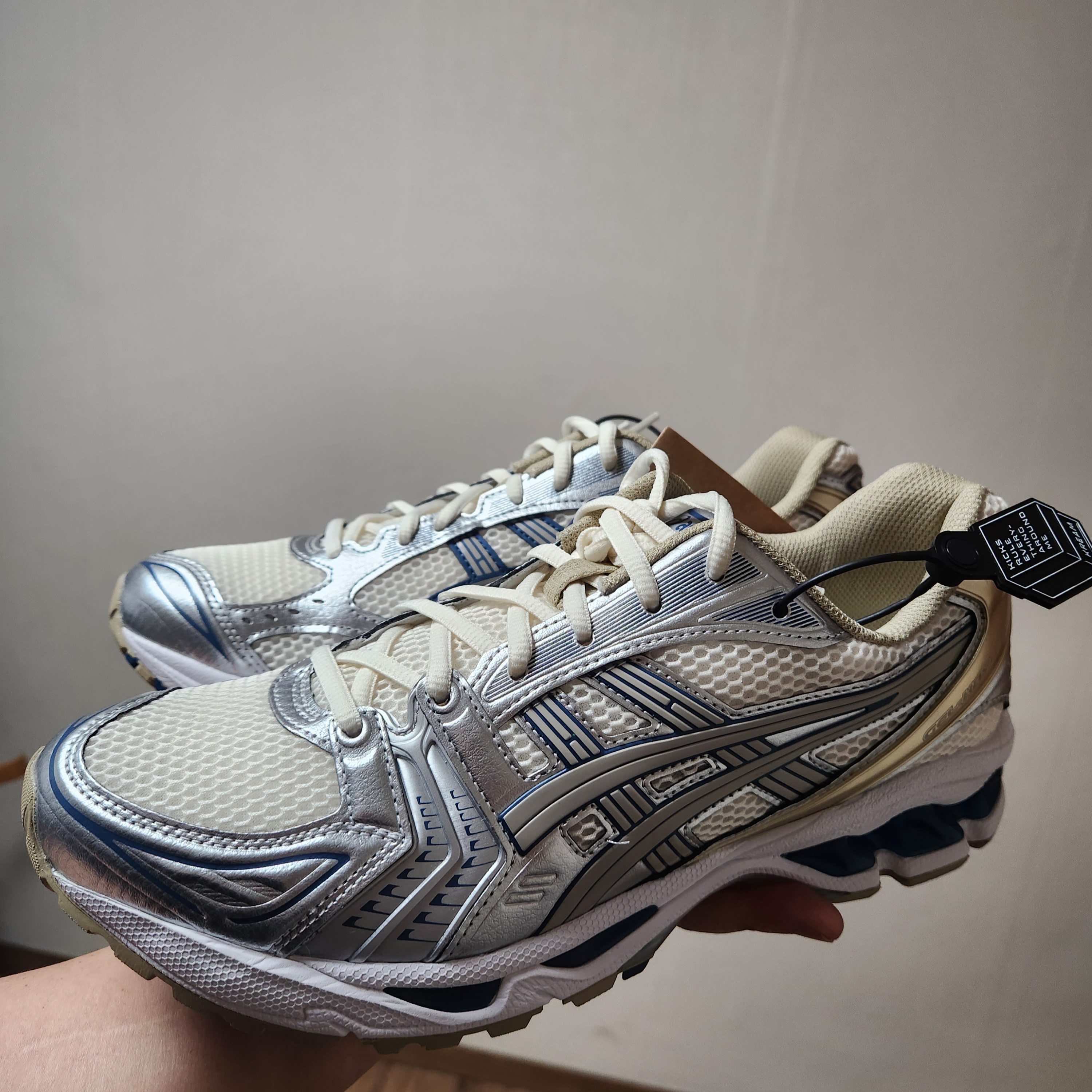 Asics Gel-Kayano 14 Cream Pure Silver 착용 스타일 - 2