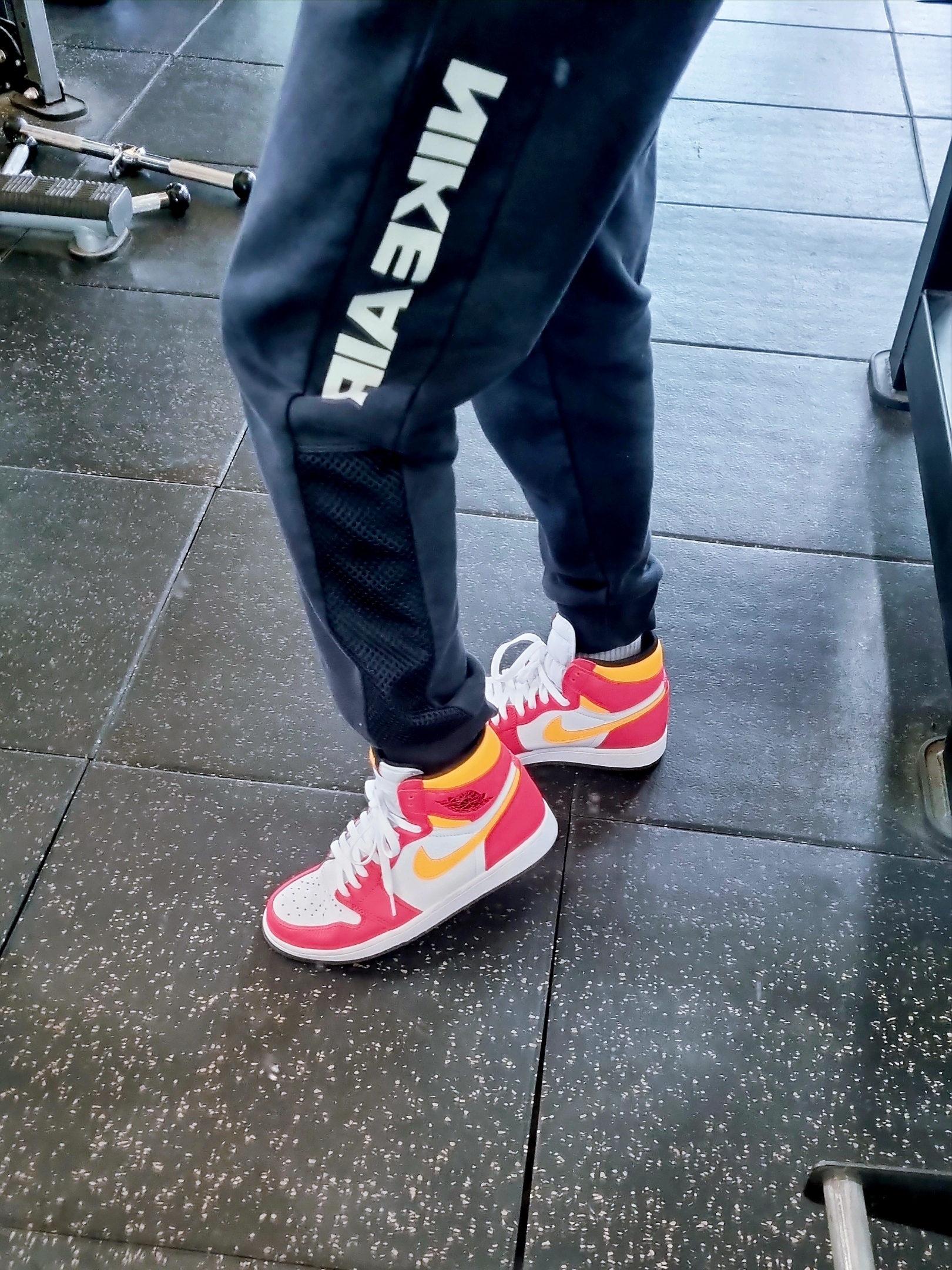 Jordan 1 Retro High OG Light Fusion Red 착용 스타일 - 2