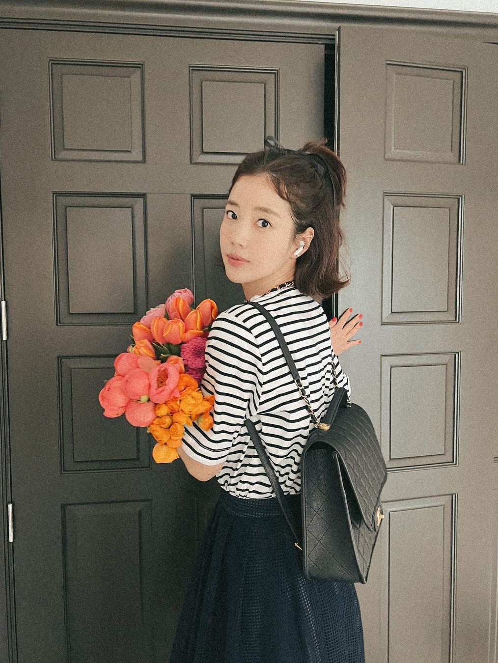 Chanel Large Backpack Grained Calfskin & Gold Black 착용 스타일