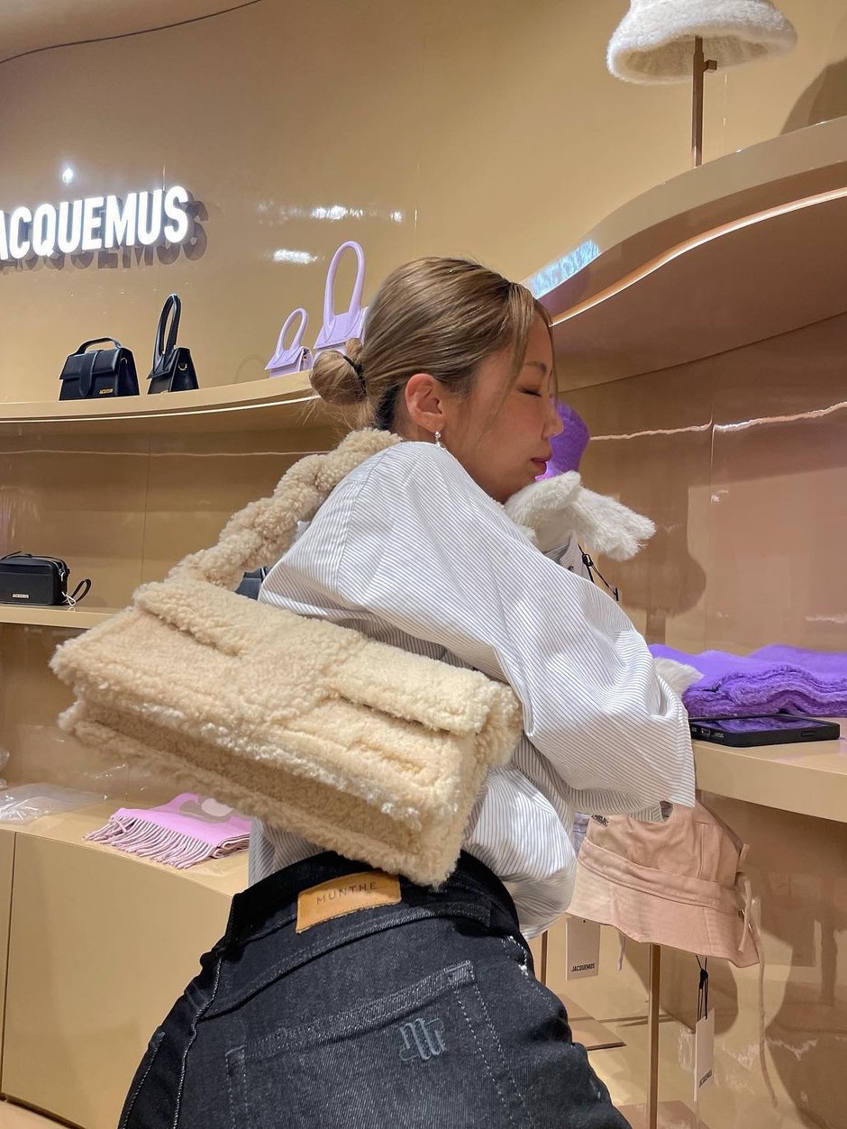 Jacquemus Le Bambidou Shearling Flap Bag Ivory 착용 스타일