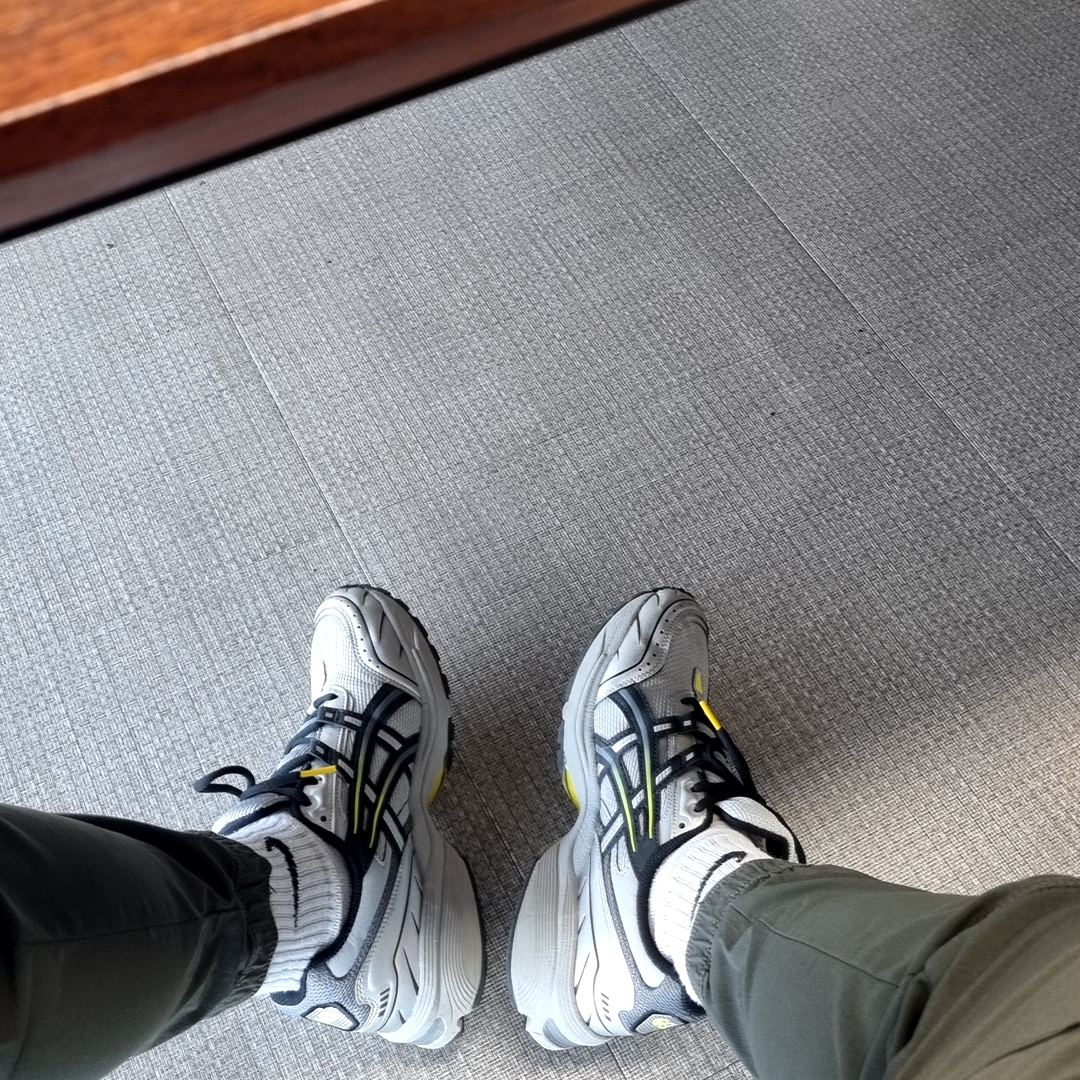 Asics Gel-1090 Mid Grey Black 착용 스타일