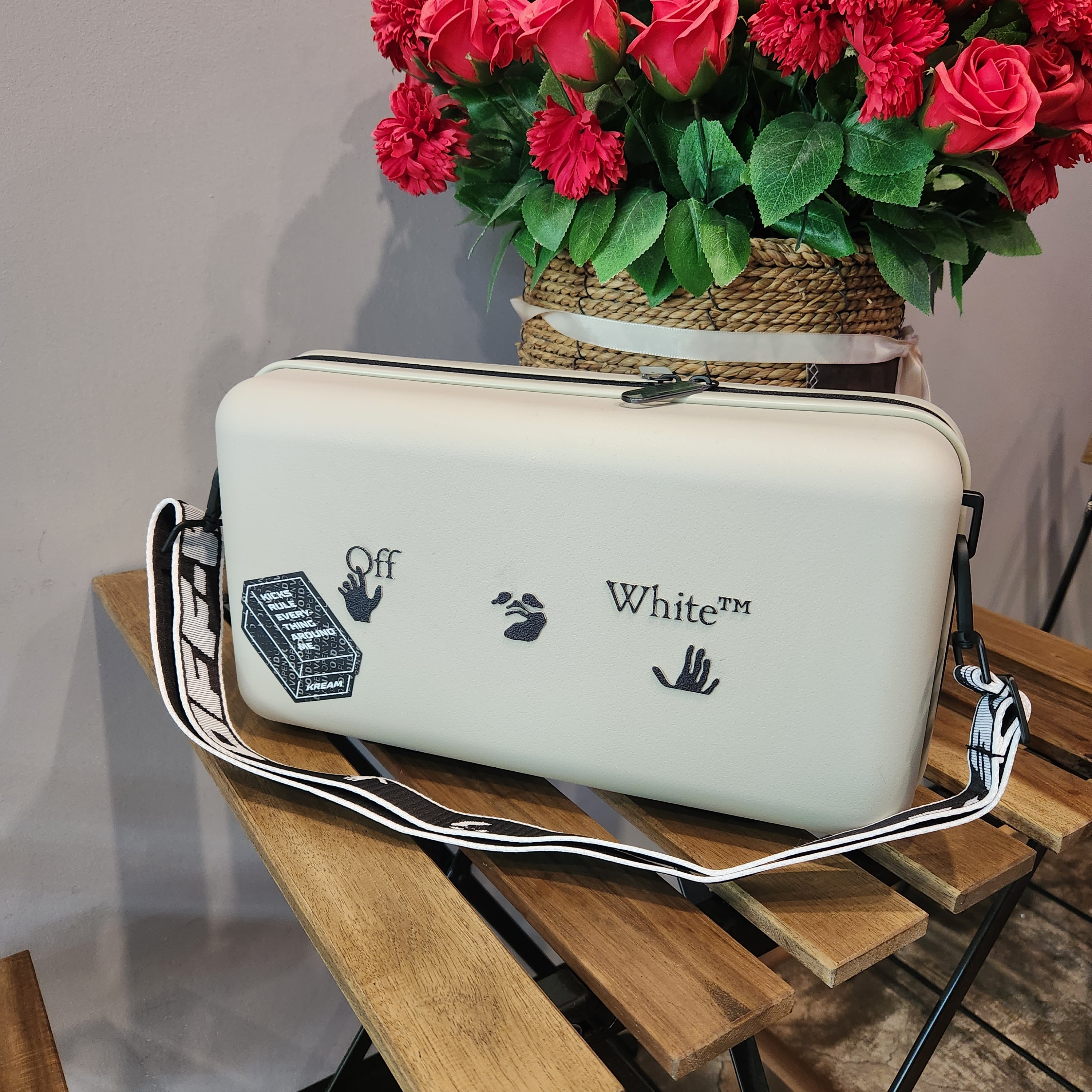 Off-White x Amore Pacific Protection Box (Without Cosmetics) 착용 스타일 - 1