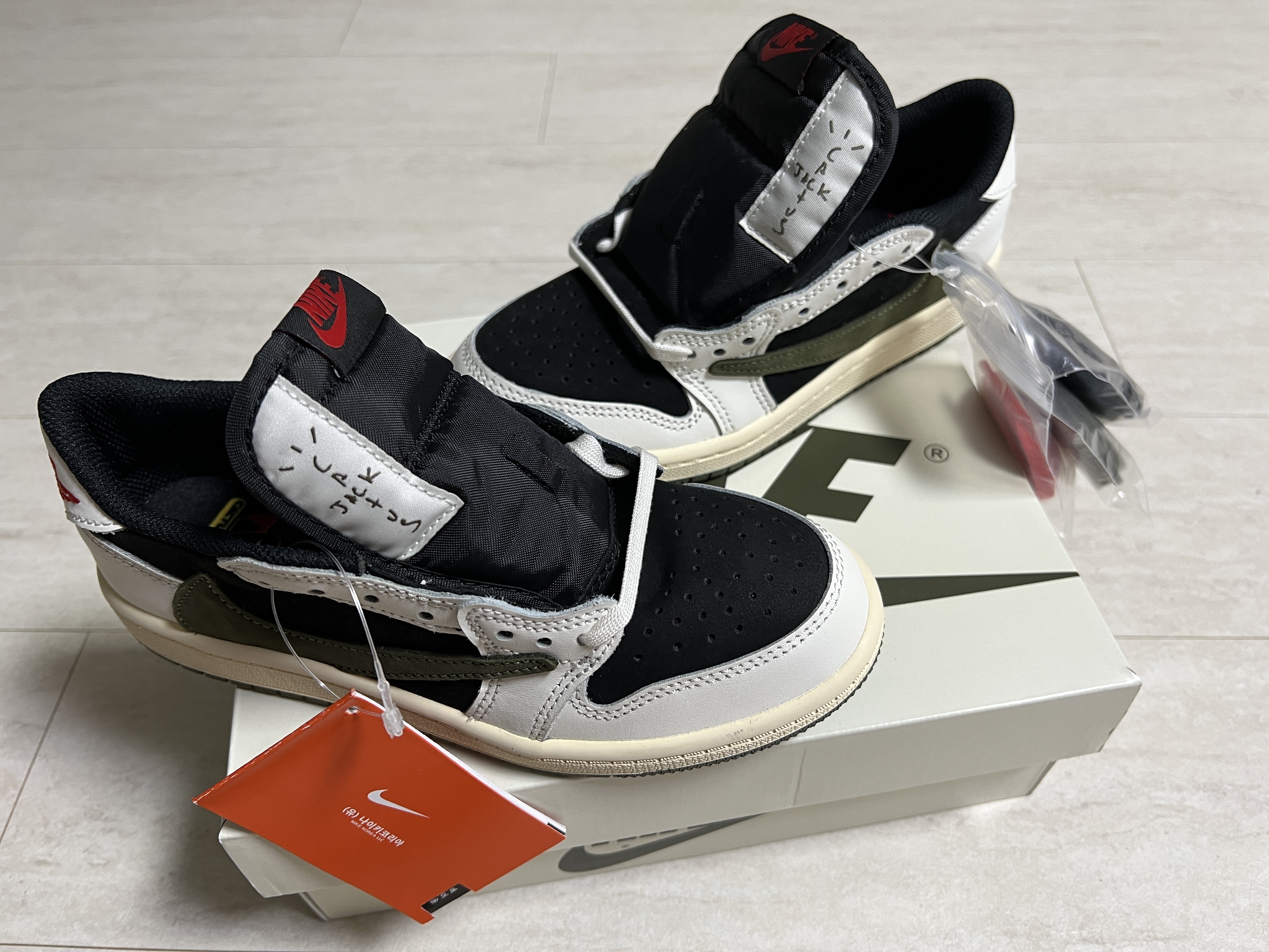 (PS) Jordan 1 x Travis Scott Retro Low OG SP Medium Olive 착용 스타일 - 2