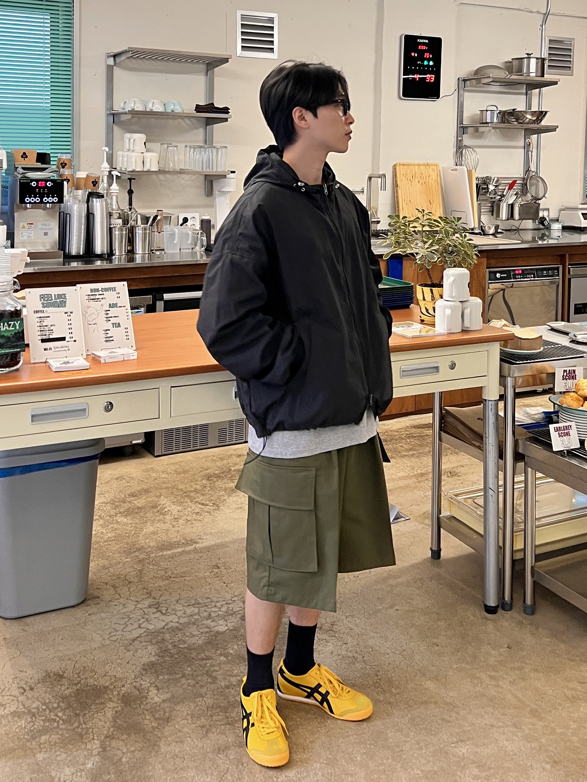 오니츠카 타이거 멕시코 66 옐로우 블랙 착용 스타일 - 2