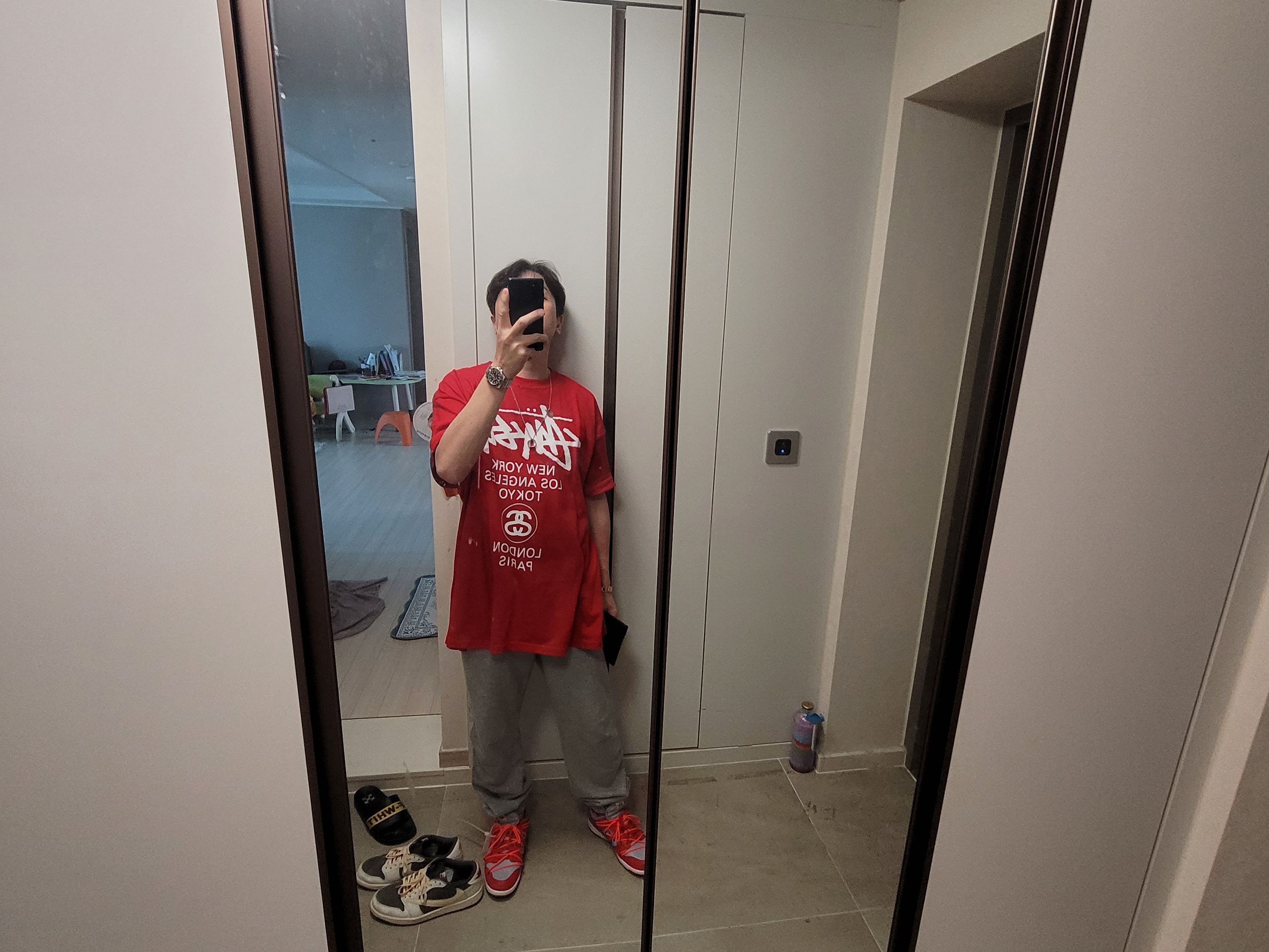 Stussy World Tour T-Shirt Dark Red, Jordan 1 x Travis Scott Retro Low OG SP Sail and Ridgerock 착용 스타일