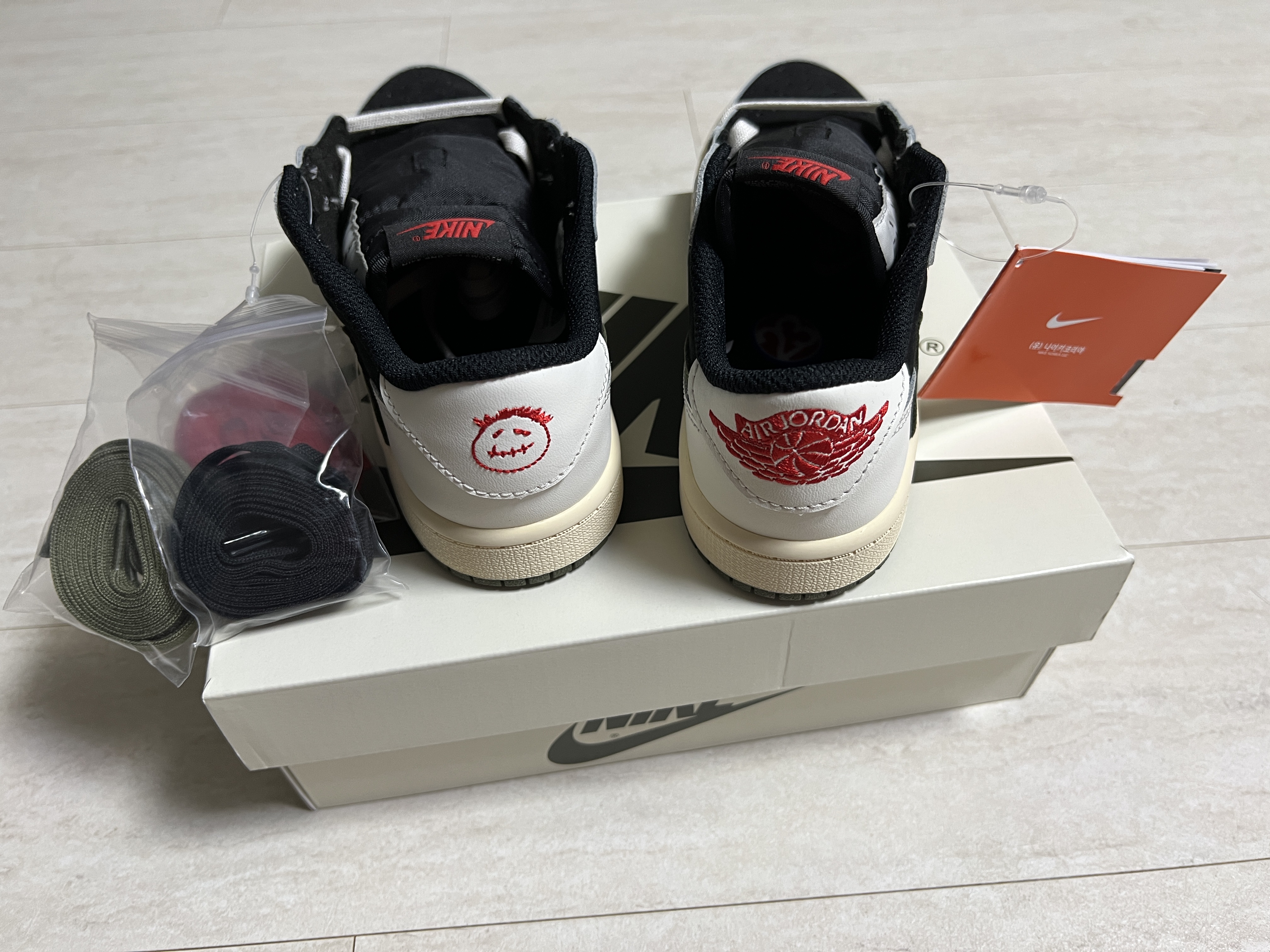 (PS) Jordan 1 x Travis Scott Retro Low OG SP Medium Olive 착용 스타일 - 3