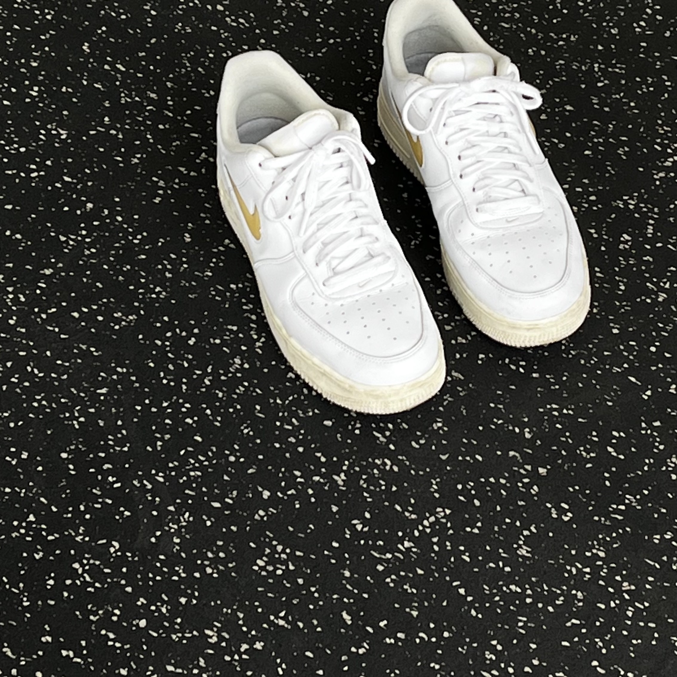 Nike Air Force 1 '07 LX Pale Vanilla, Gentle Monster x Maison Margiela MM007 Black Black 착용 스타일 - 1