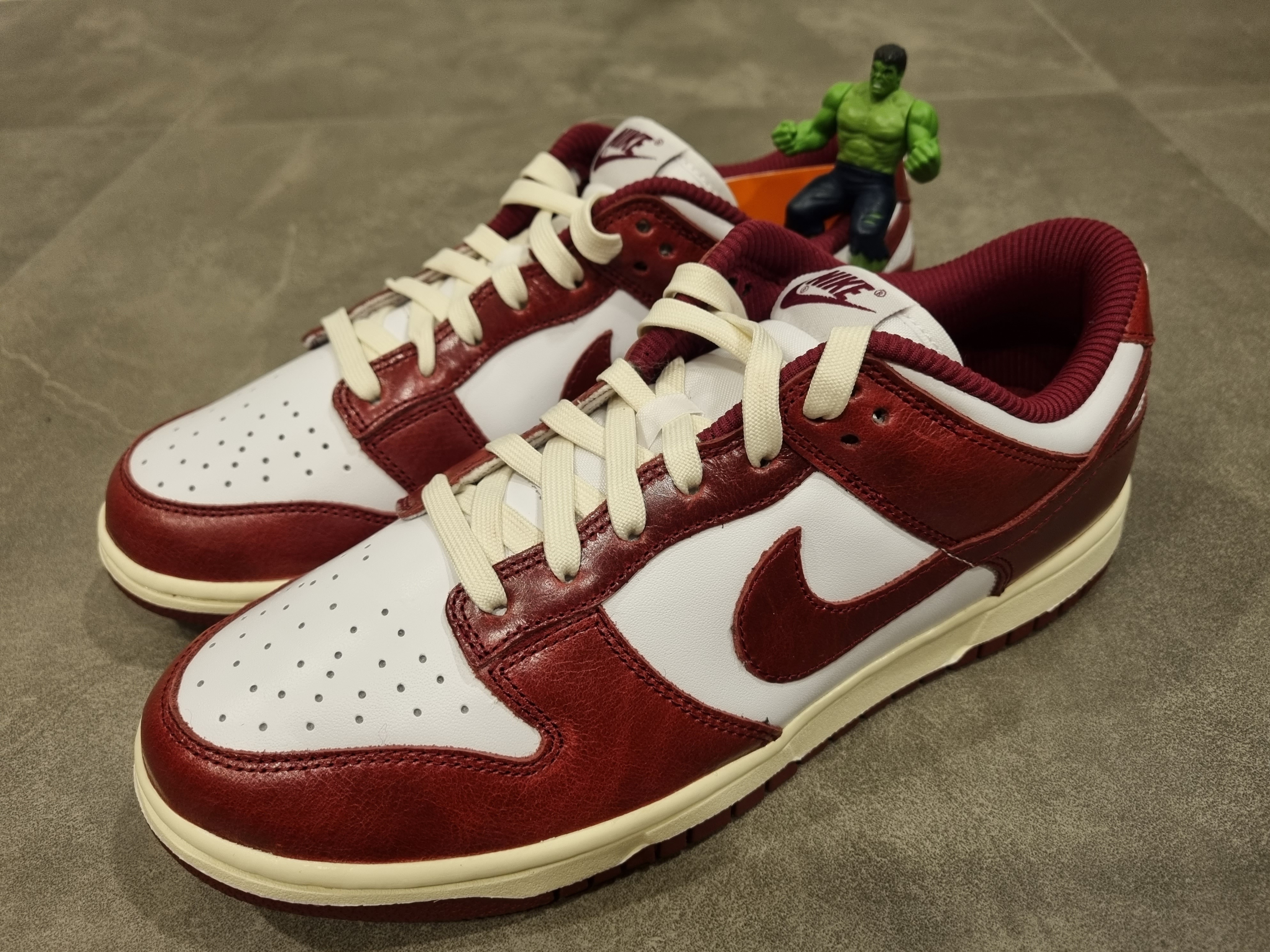 (W) Nike Dunk Low Retro PRM Team Red and White 착용 스타일 - 1