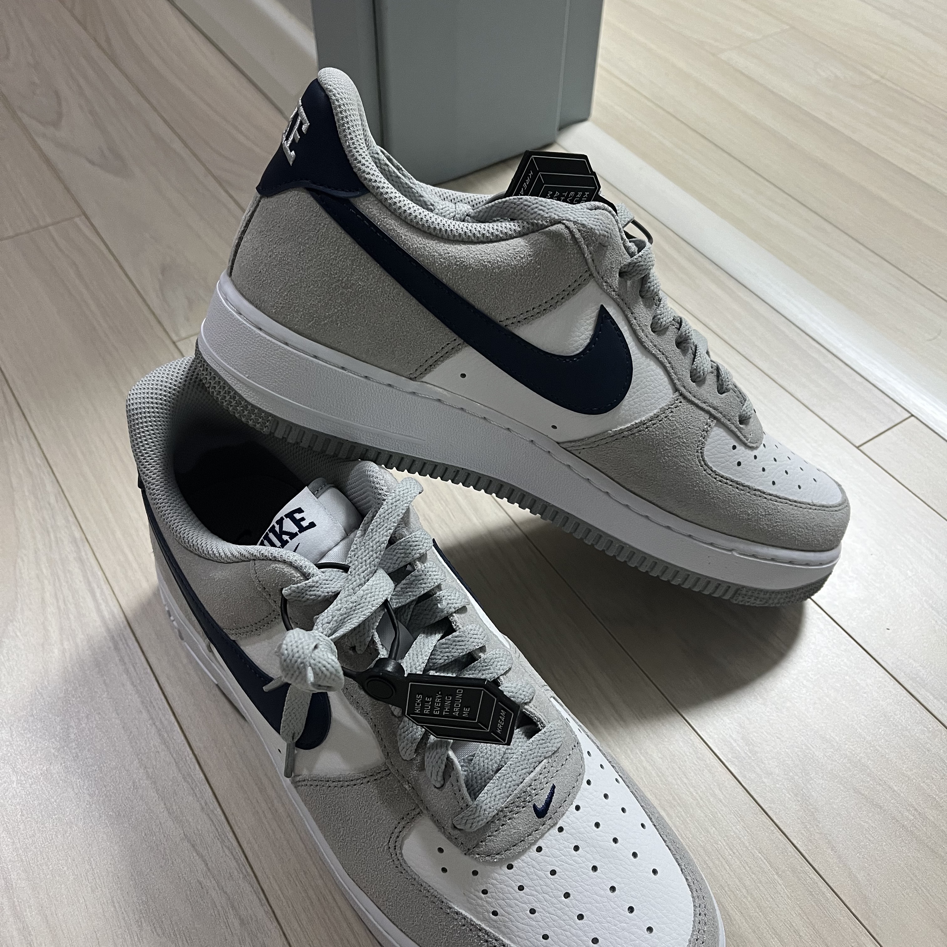 Nike Air Force 1 '07 Light Smoke Grey Midnight Navy 착용 스타일 - 2