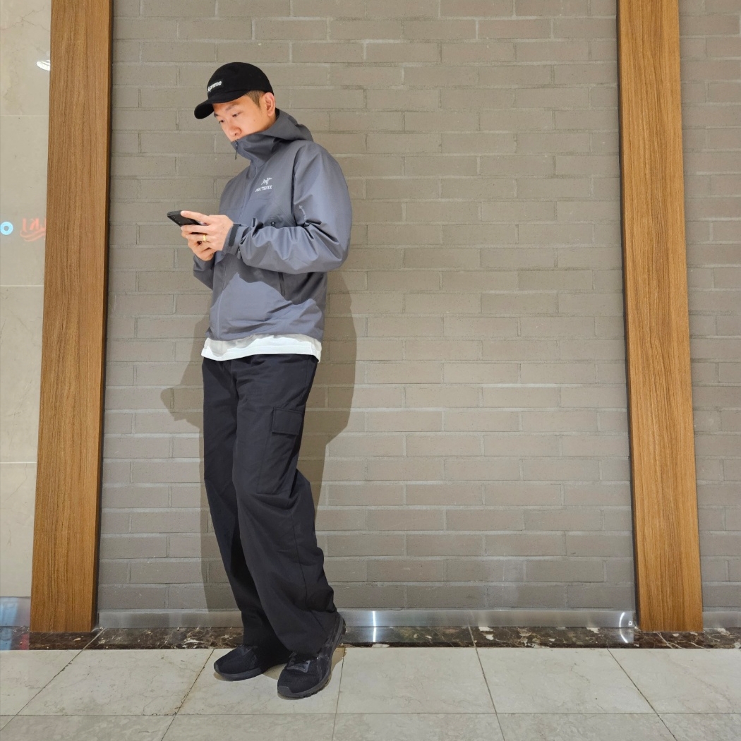 Arc'teryx Beta Jacket Cloud, Supreme Washed Chino Twill Camp Cap Black 착용 스타일