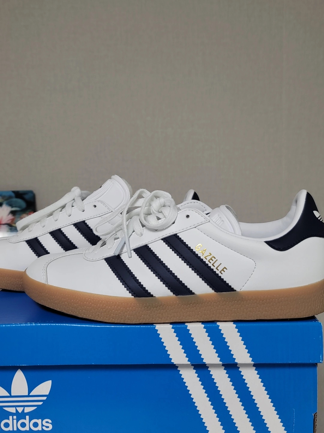Adidas Gazelle White Collegiate Navy 착용 스타일 - 2