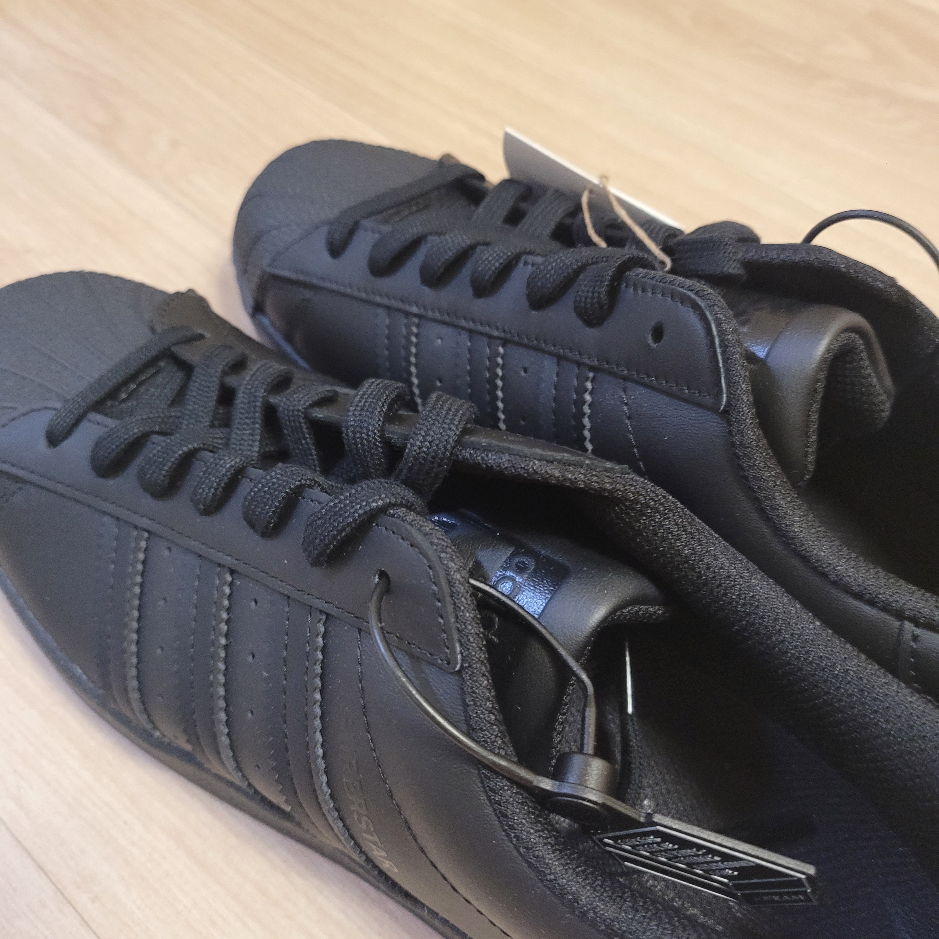 Adidas Superstar Triple Black 착용 스타일 - 2