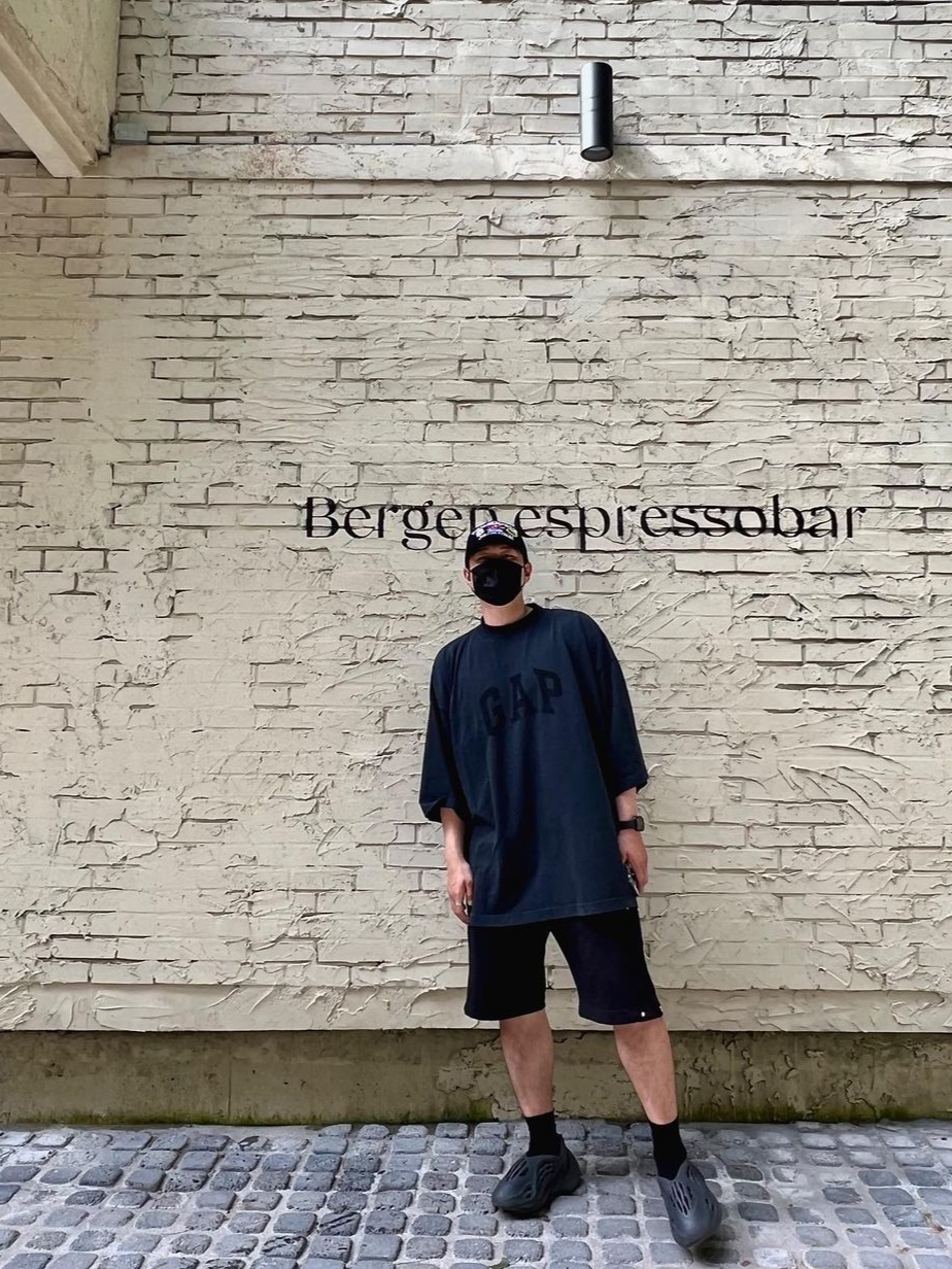 Yeezy Gap Engineered By Balenciaga Dove No Seam T-Shirt Washed Black, Adidas Yeezy Foam RNNR Onyx 착용 스타일 - 3