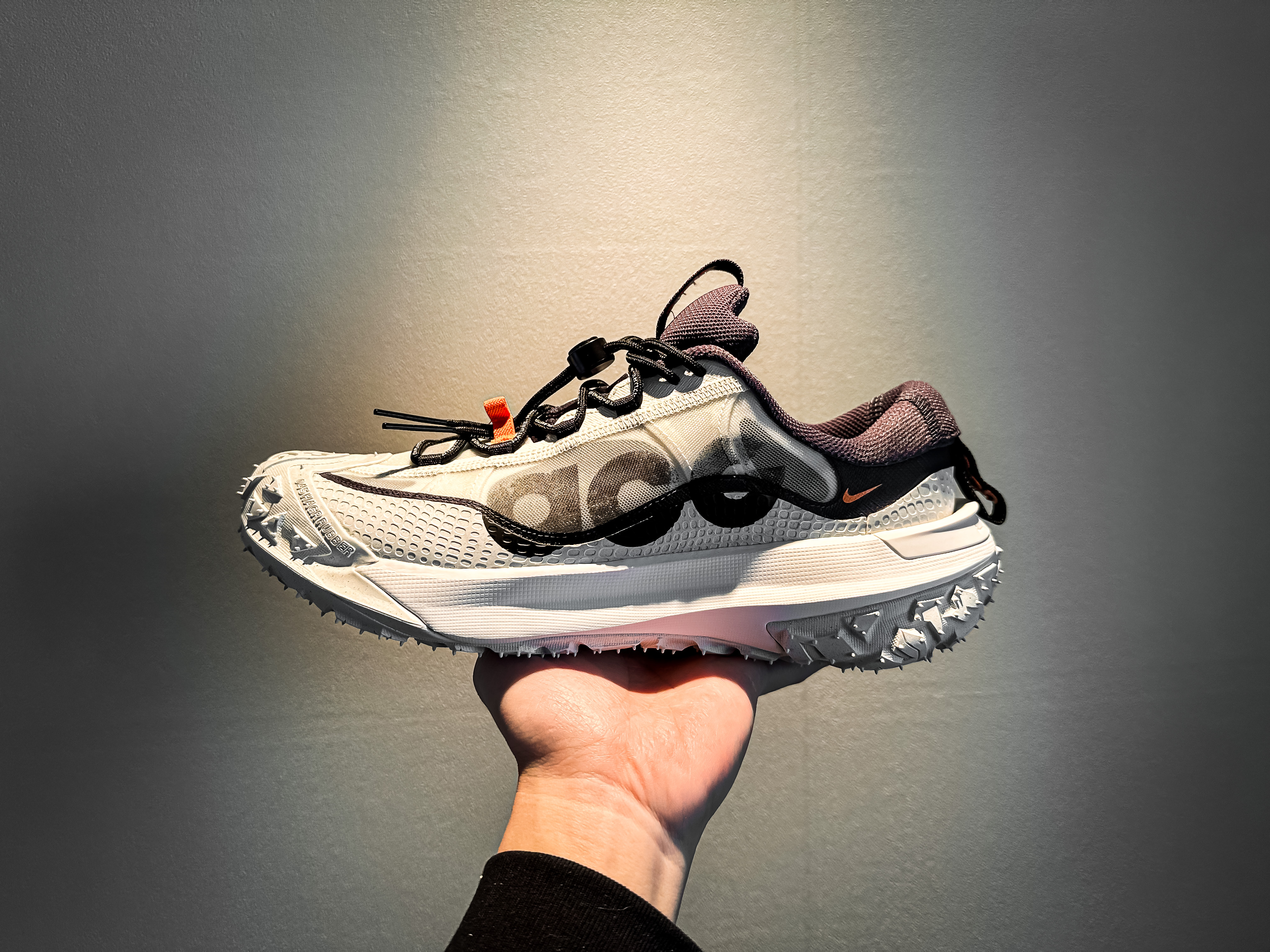 Nike ACG Mountain Fly 2 Low Summit White and Bright Mandarin 착용 스타일