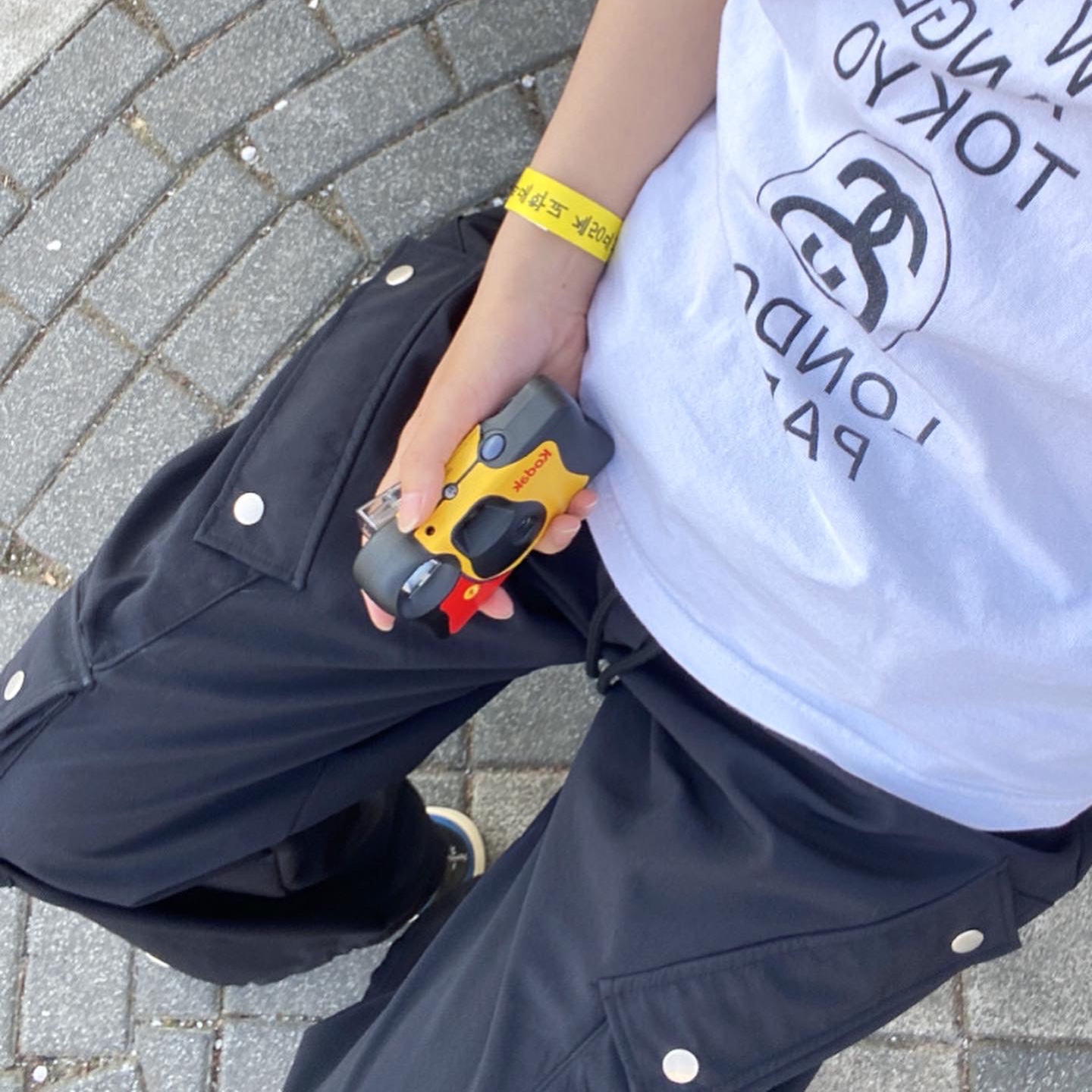 Stussy World Tour T-Shirt White, Jordan 1 x Travis Scott x Fragment Retro Low OG SP Military Blue 착용 스타일