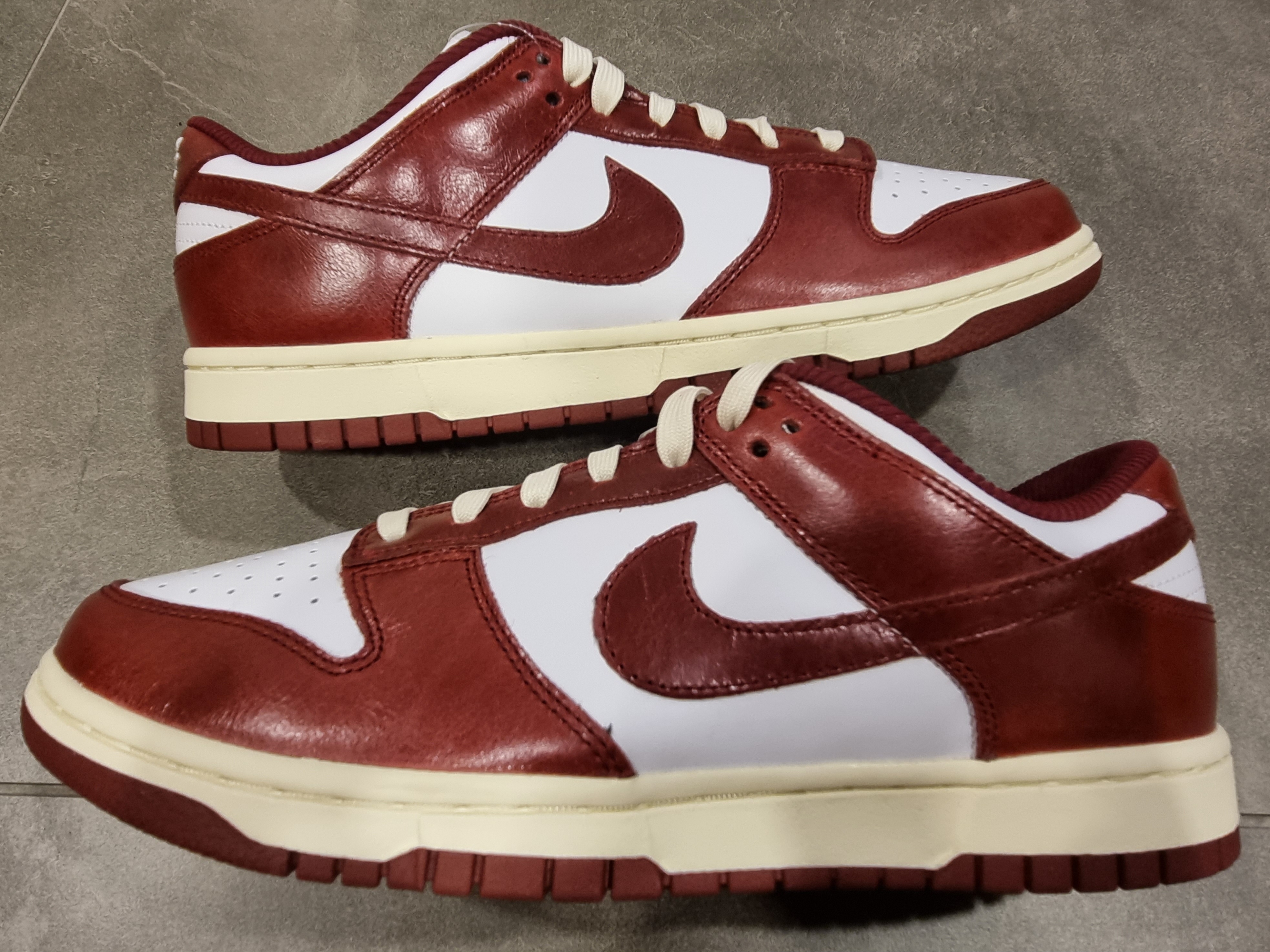 (W) Nike Dunk Low Retro PRM Team Red and White 착용 스타일 - 2