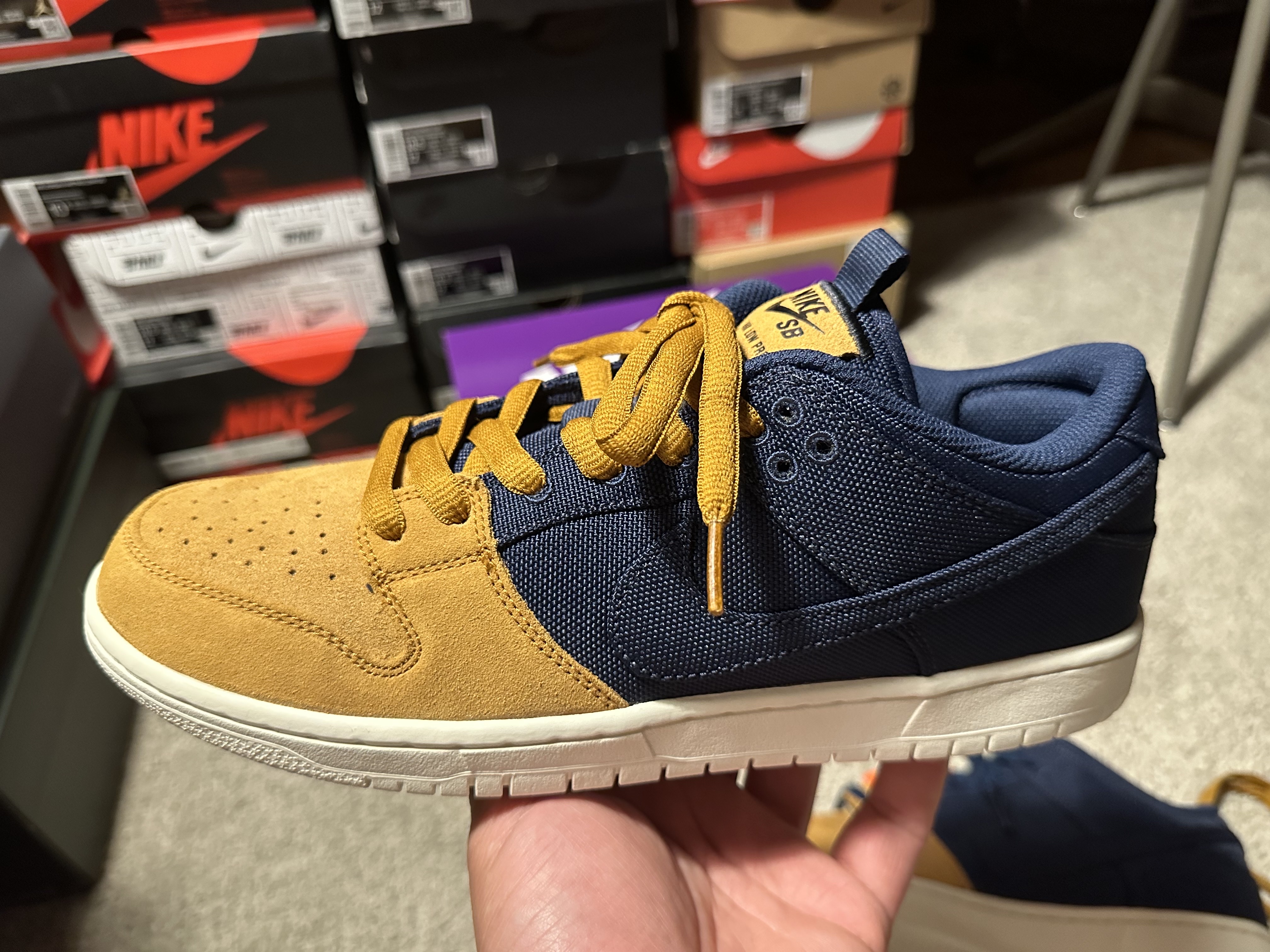 Nike SB Dunk Low Pro Premium Desert Ochre and Midnight Navy 착용 스타일 - 5