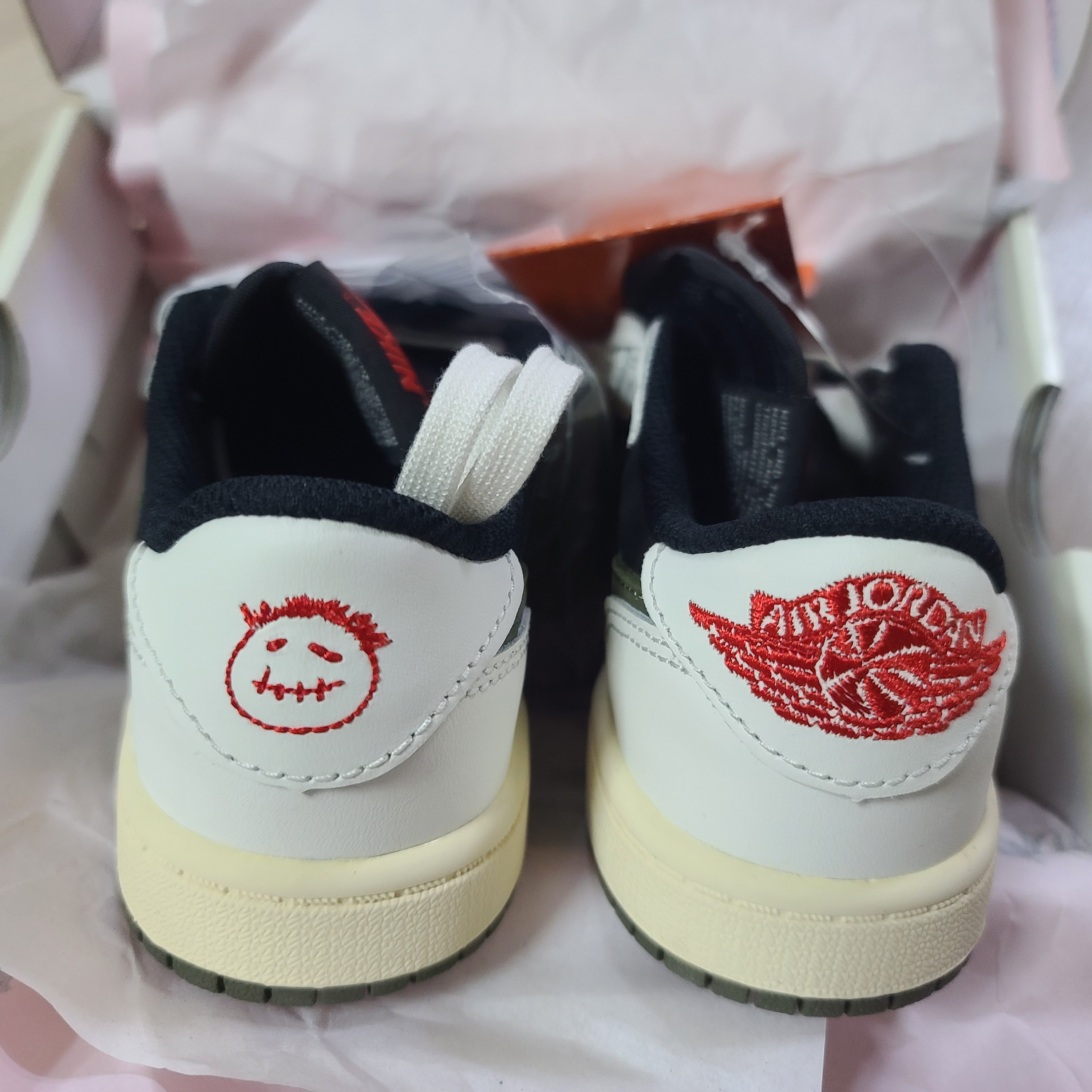 (PS) Jordan 1 x Travis Scott Retro Low OG SP Medium Olive 착용 스타일 - 4