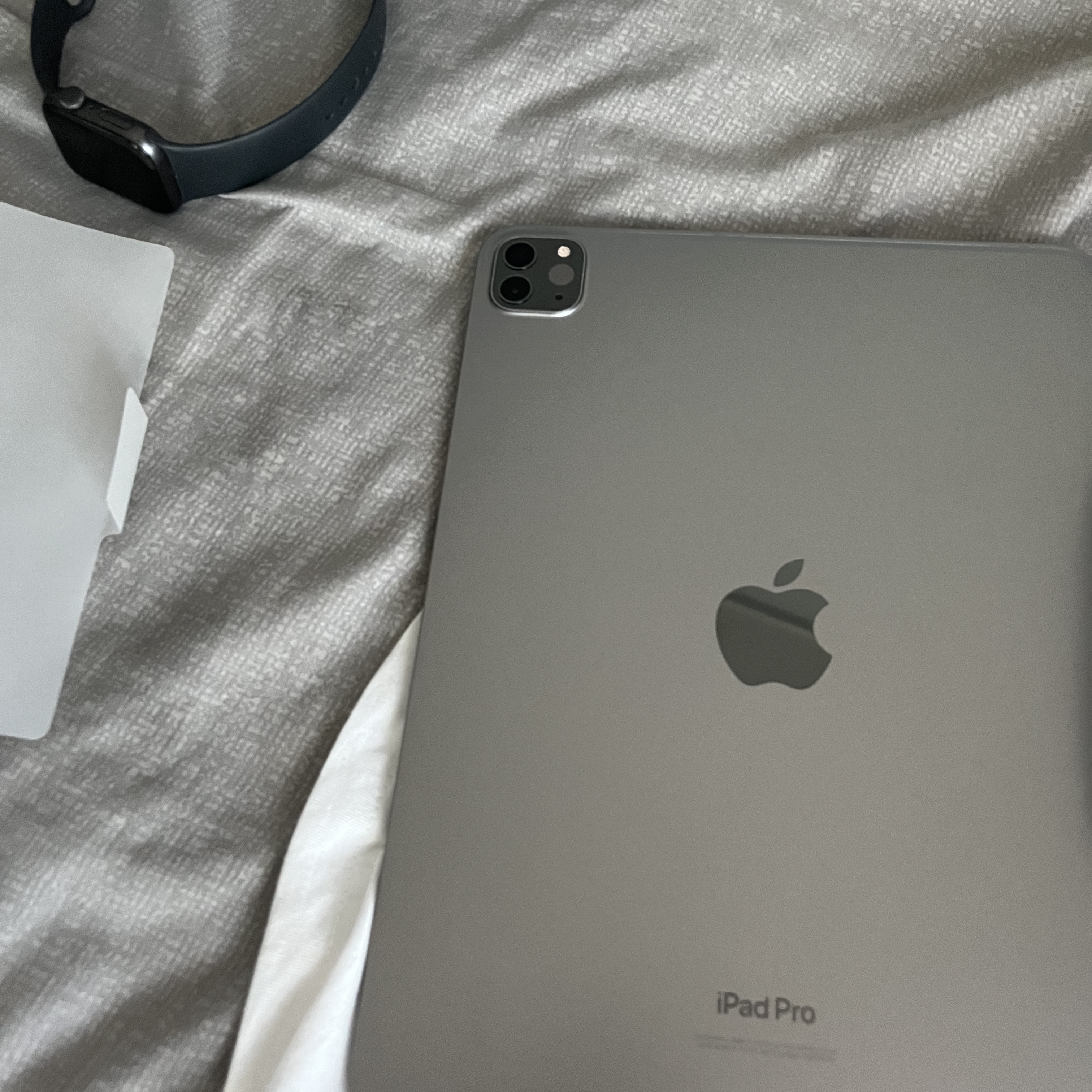 Apple iPad Pro 4th Gen 11-inch Wifi 128GB Space Gray (Korean Ver.), Apple Watch SE 44mm GPS Midnight Aluminum Case with Sport Band Midnight (Korean Ver.) 착용 스타일