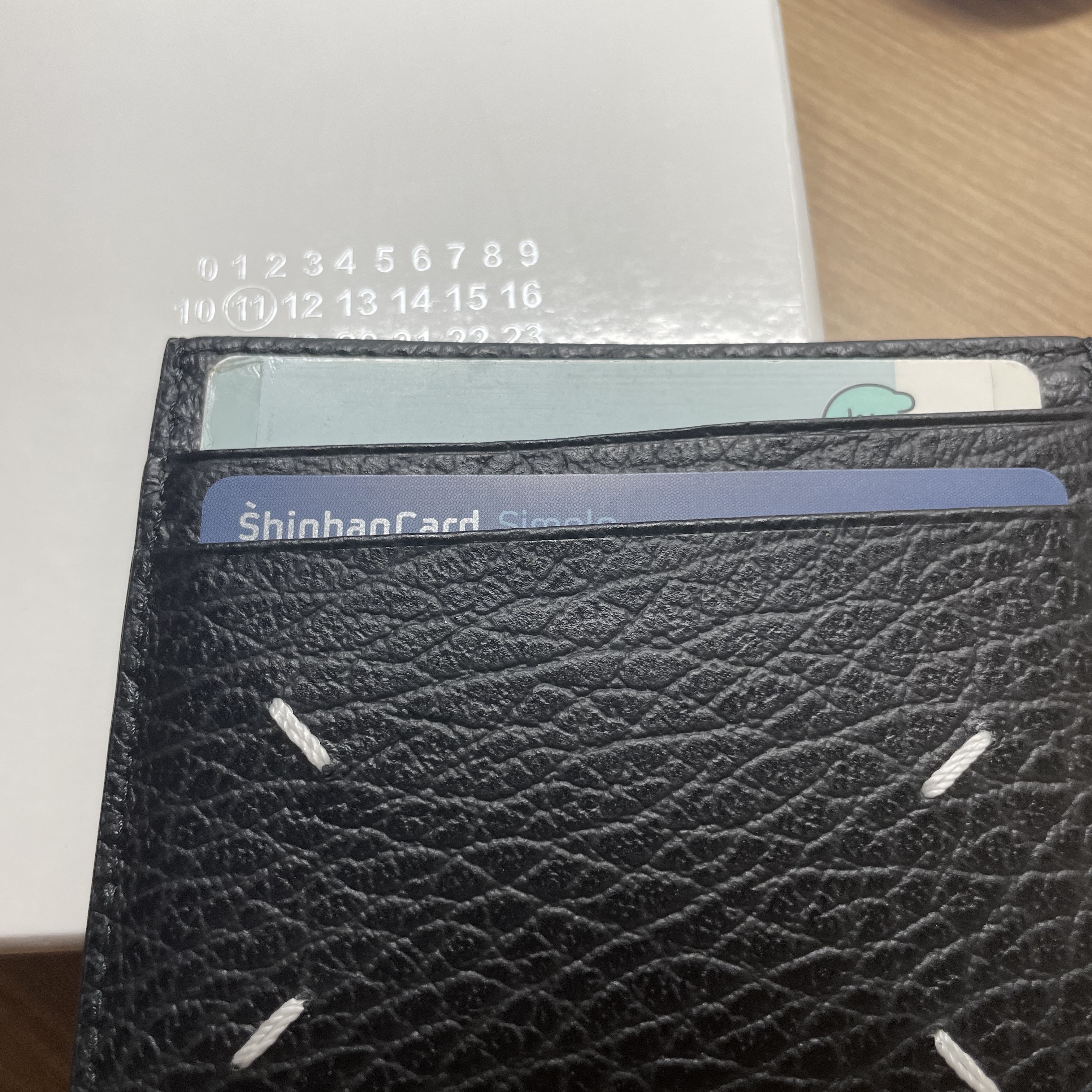 메종 마르지엘라 스티치 카드 홀더 블랙 착용 스타일