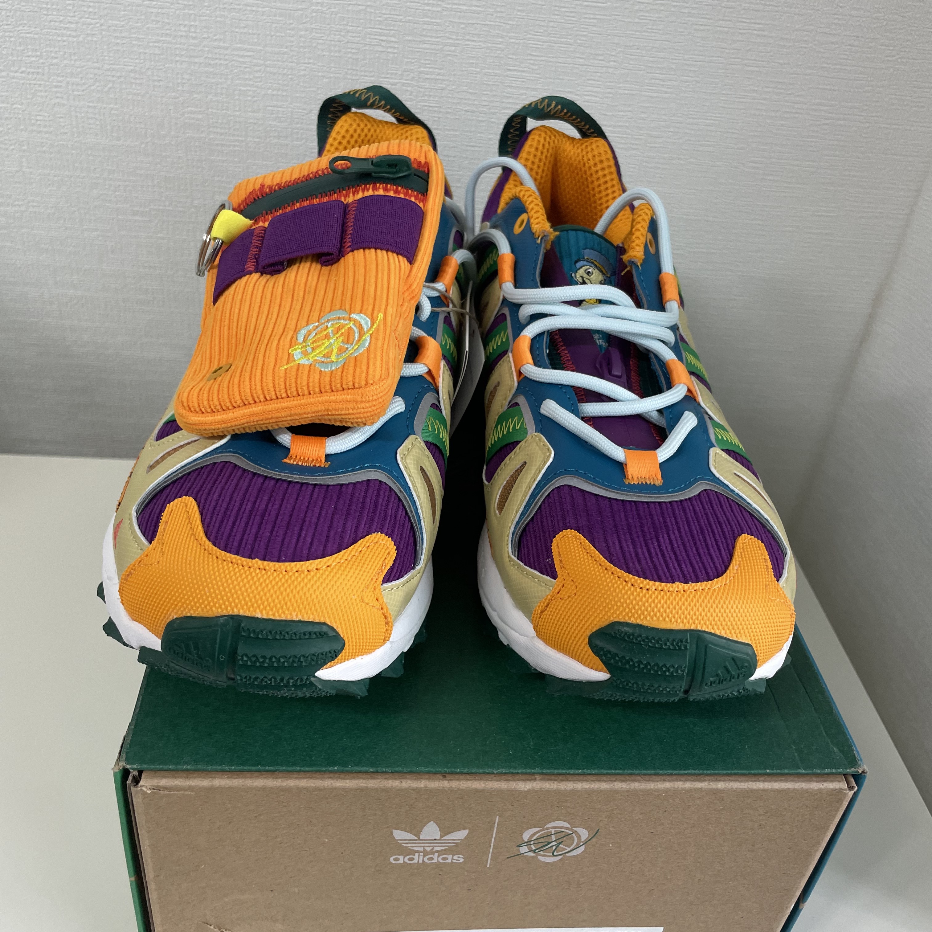 Adidas x Sean Wotherspoon Superturf Adventure Jiminy Cricket 착용 스타일 - 1