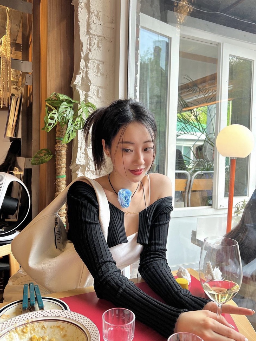 (W) 자크뮈스 라 마이유 프랄루 마이크로 참 로고 가디건 블랙 착용 스타일 - 2