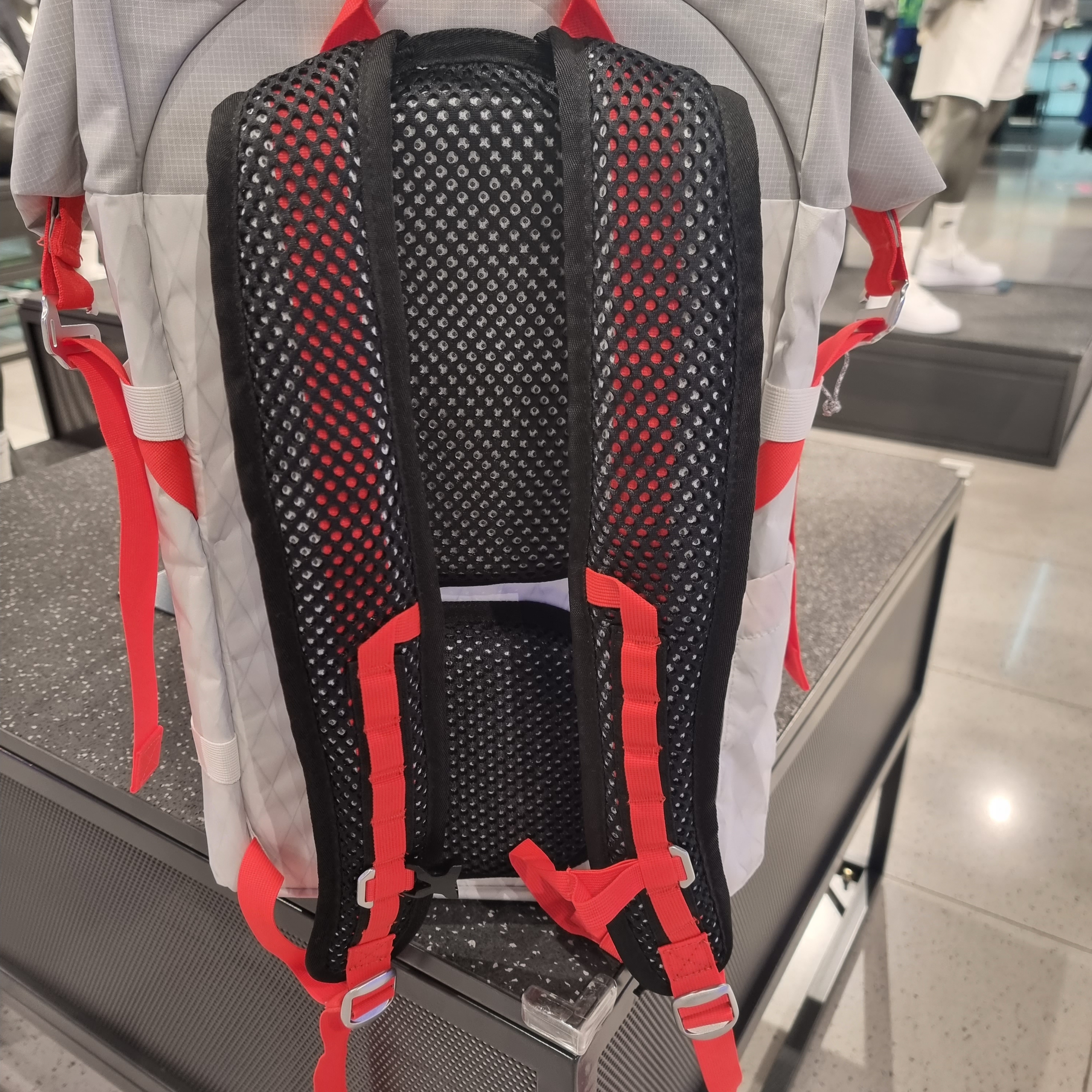 Nike ACG Aisen Daypack 32L White, Nike x Peaceminusone Wide Pants Black (DR0096-010) 착용 스타일 - 1