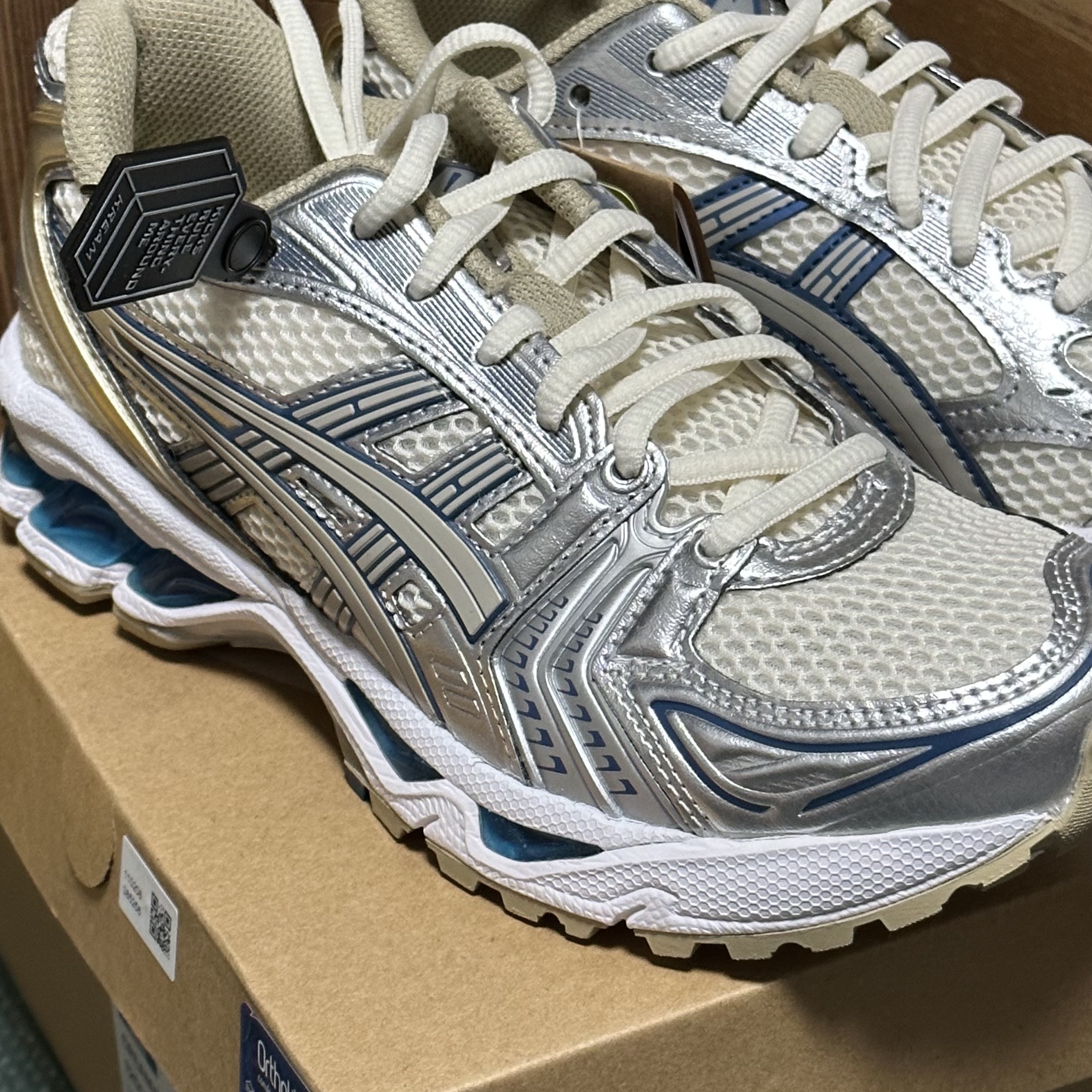 Asics Gel-Kayano 14 Cream Pure Silver 착용 스타일 - 1