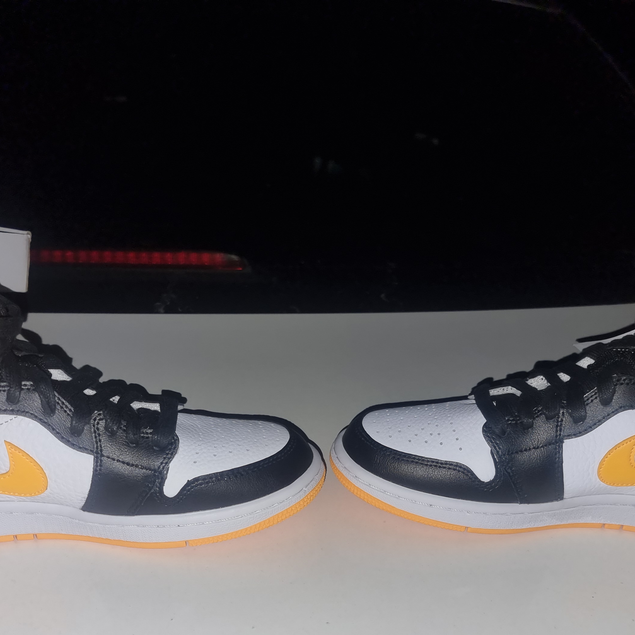 (W) Jordan 1 Mid SE Laser Orange 착용 스타일 - 2