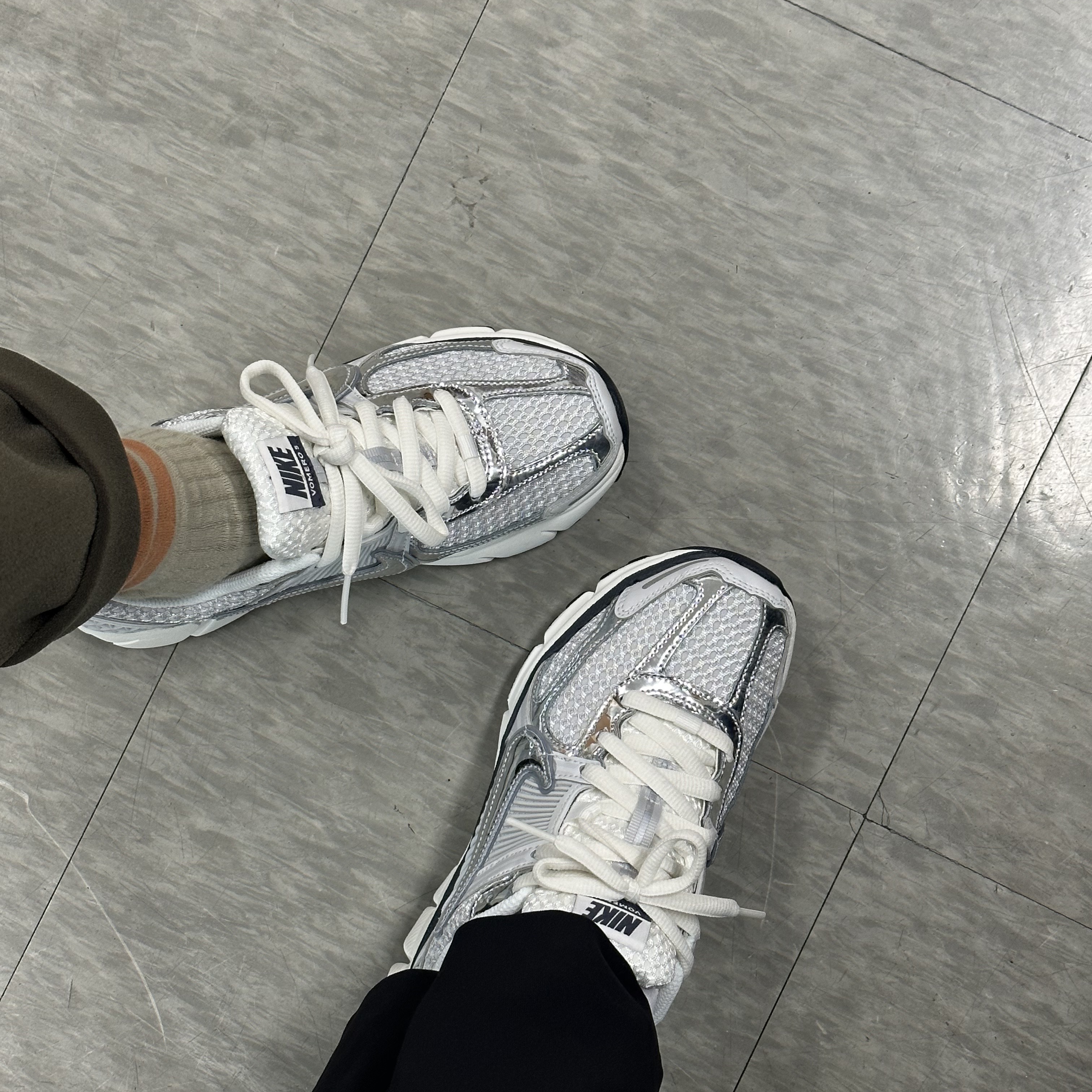 (W) Nike Zoom Vomero 5 Photon Dust and Metallic Silver 착용 스타일 - 3