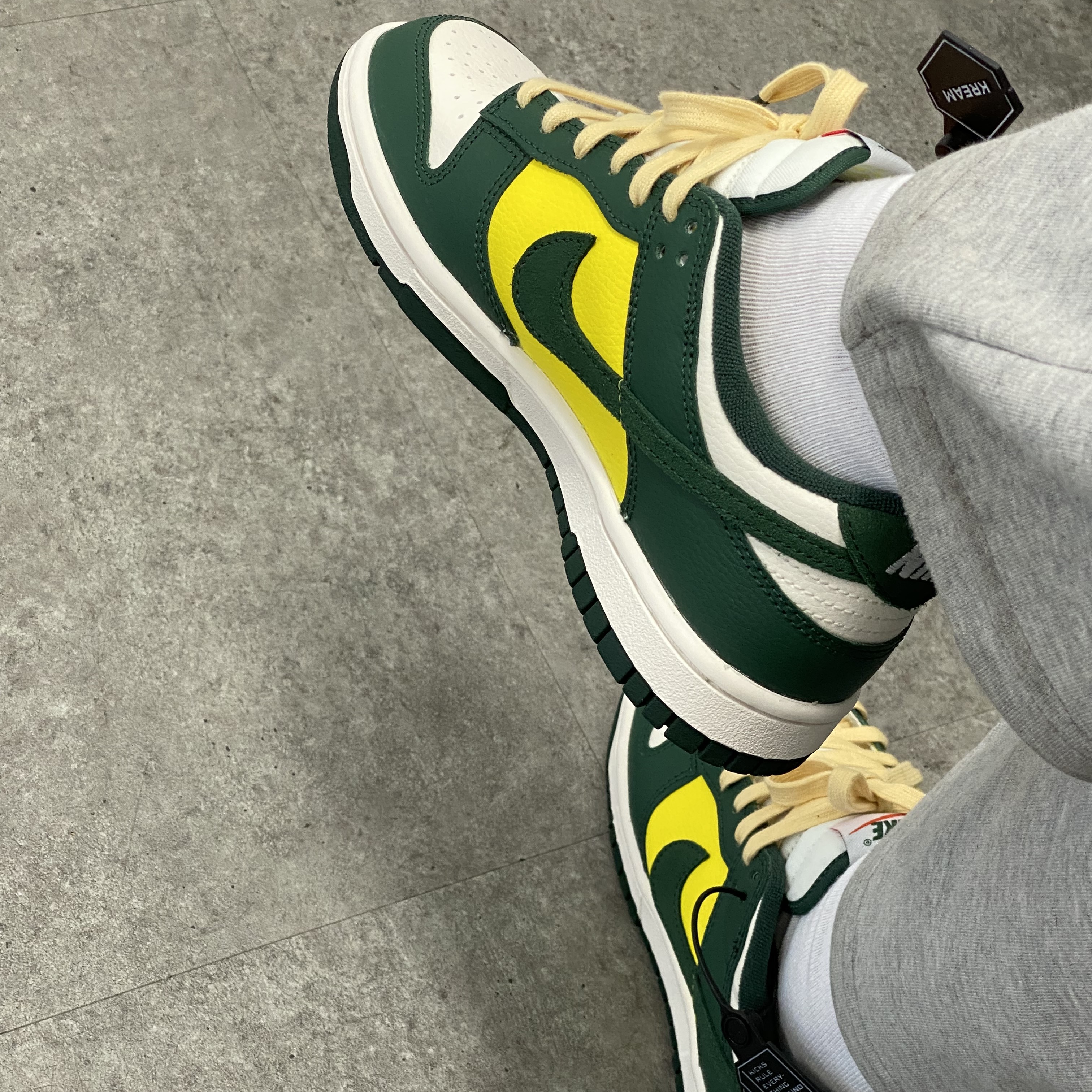 (W) Nike Dunk Low SE Opti Noble Green 착용 스타일 - 2