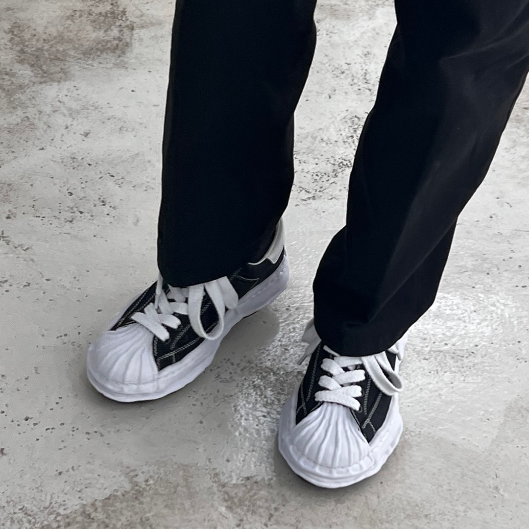 Maison Mihara Yasuhiro Blakey OG Sole Canvas Low-top Sneakers Black White 착용 스타일 - 2