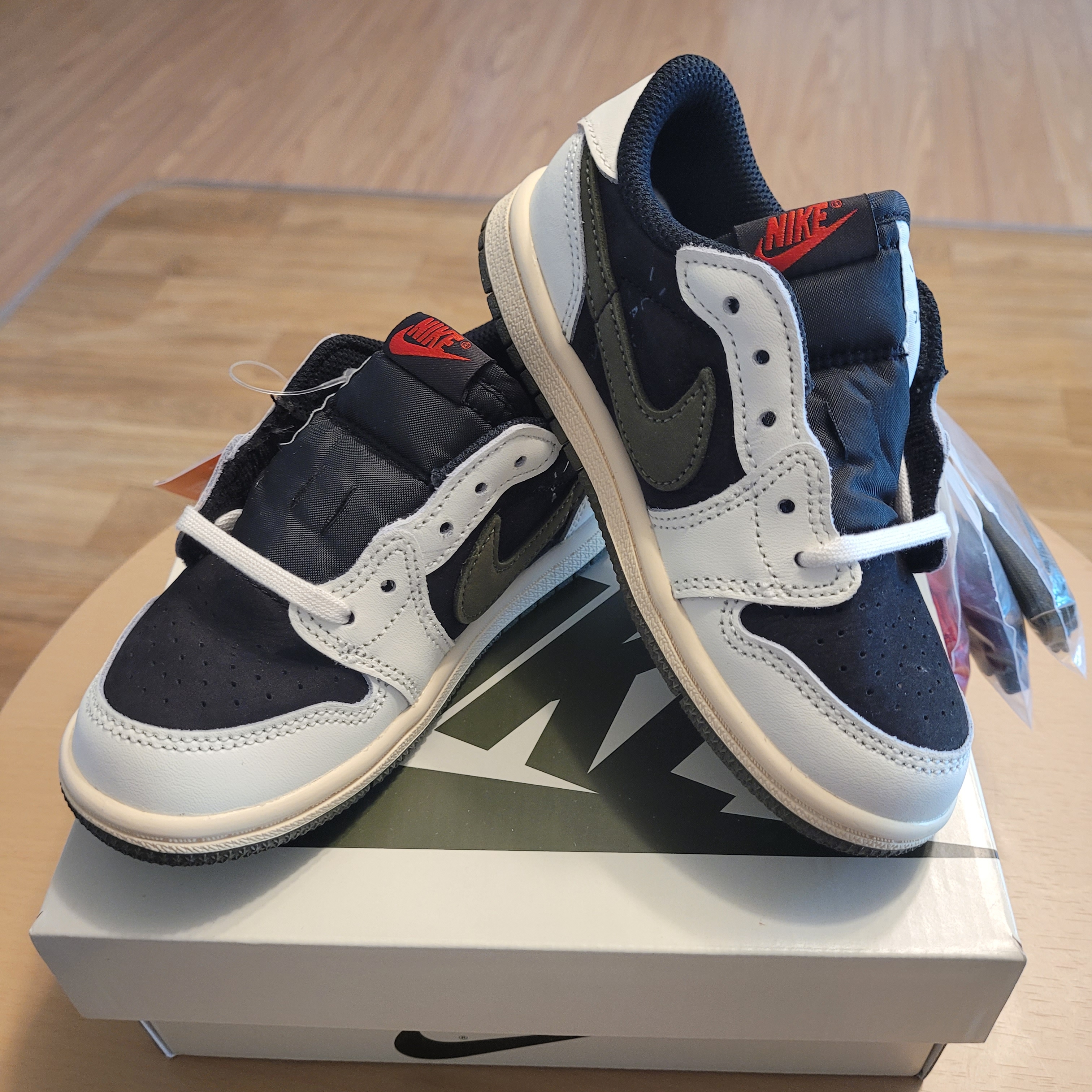 (TD) Jordan 1 x Travis Scott Retro Low OG SP Medium Olive 착용 스타일 - 5