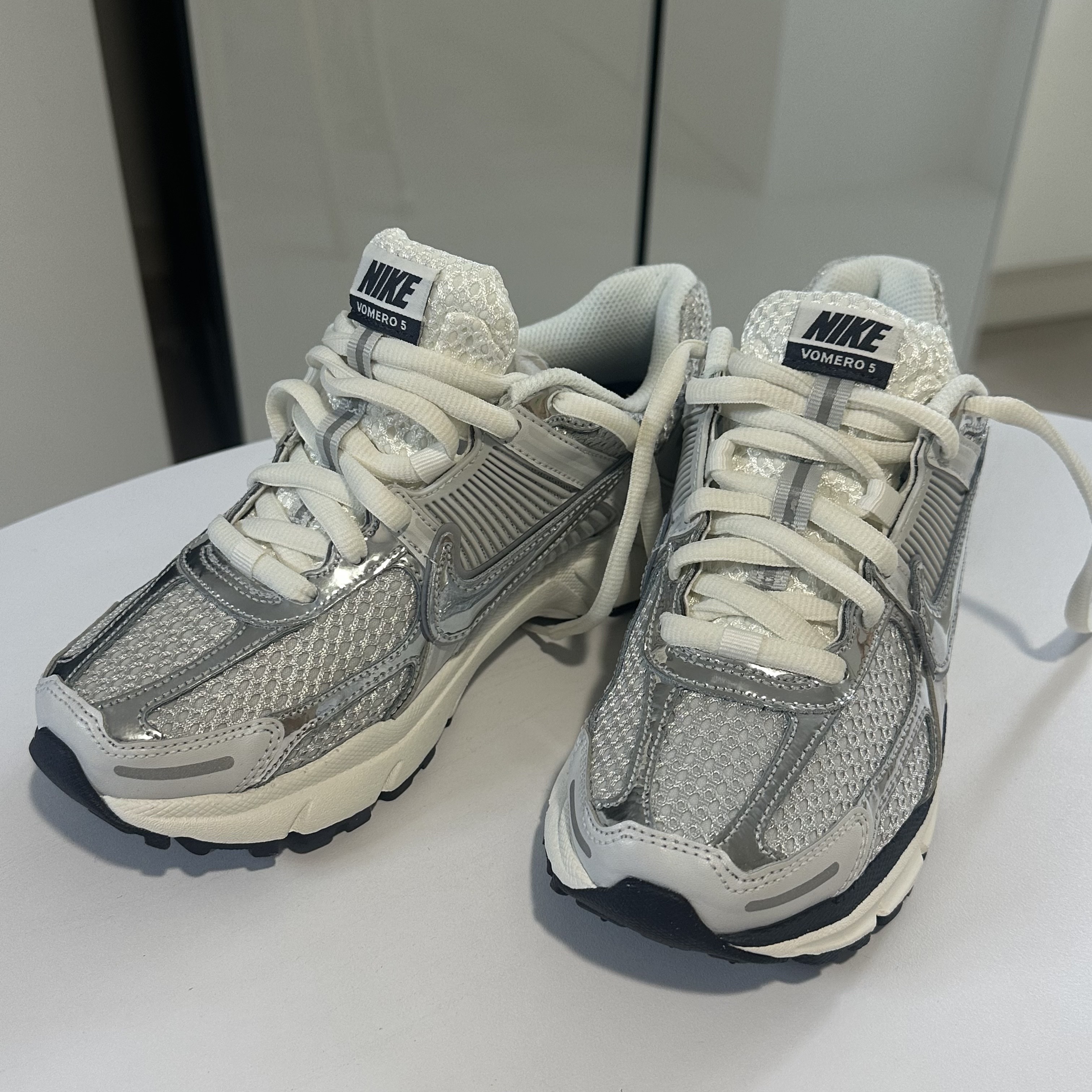 (W) Nike Zoom Vomero 5 Photon Dust and Metallic Silver 착용 스타일 - 2