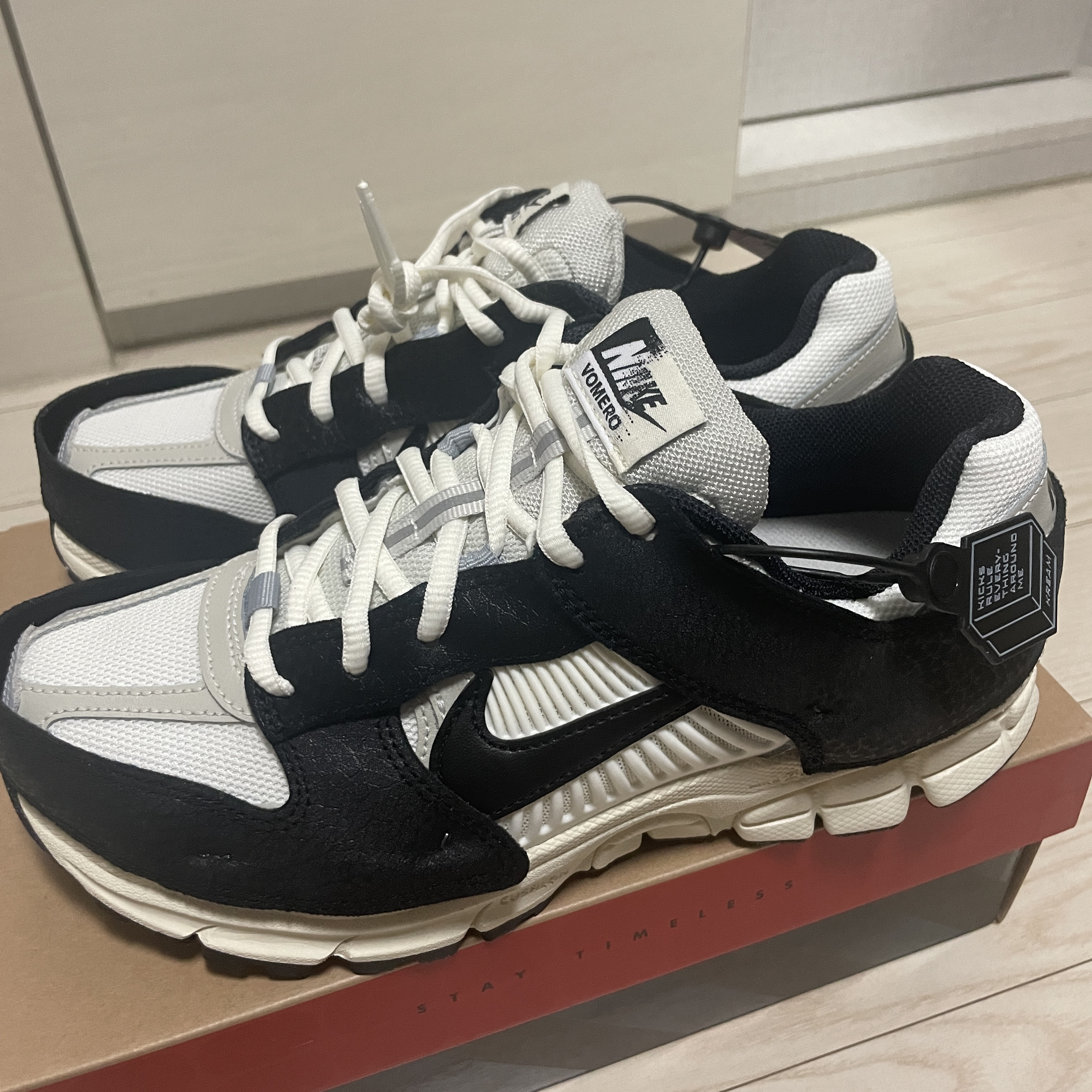 (W) Nike Zoom Vomero 5 Wolf Grey and Black 착용 스타일 - 1