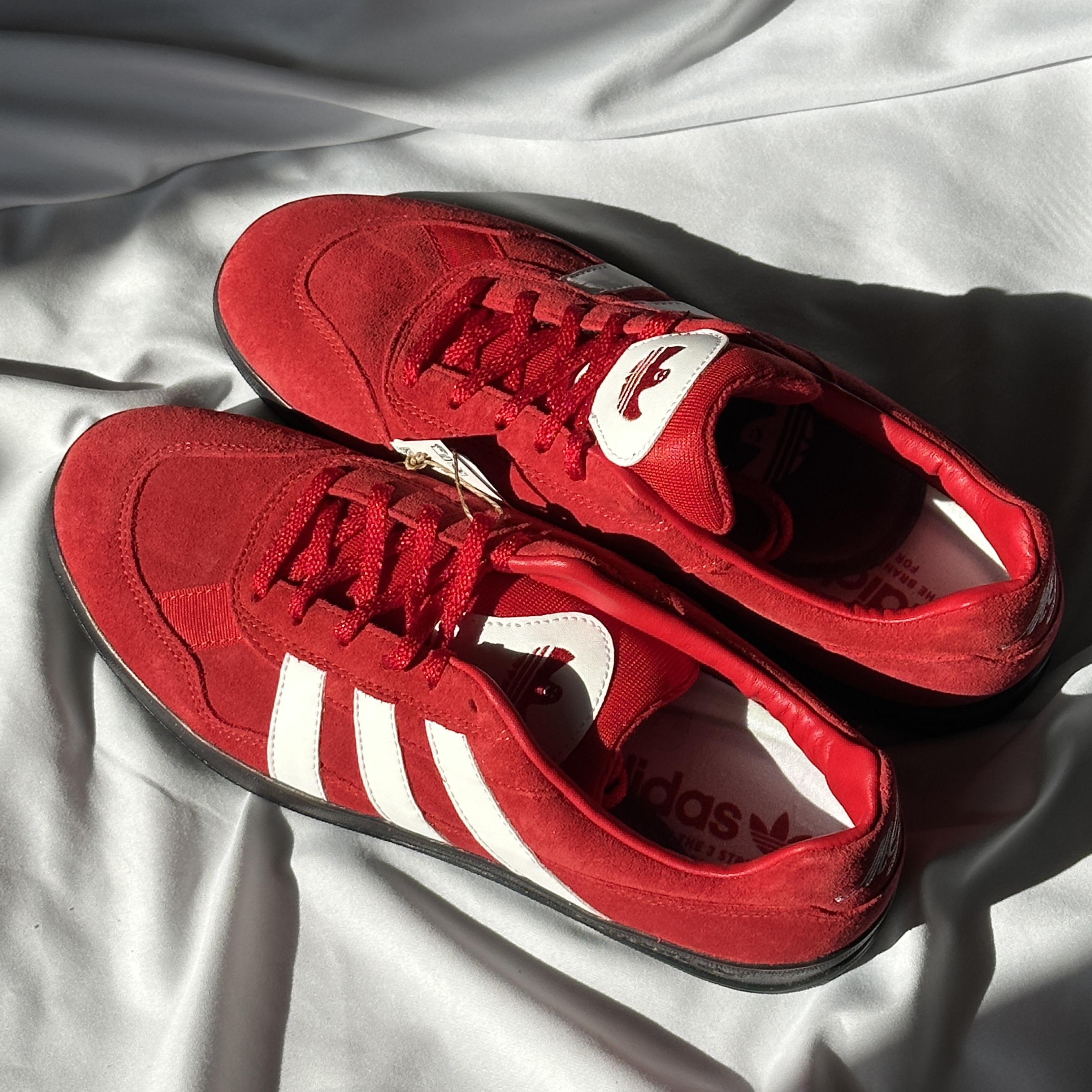 Adidas x Mark Gonzales Aloha Super Scarlet 착용 스타일