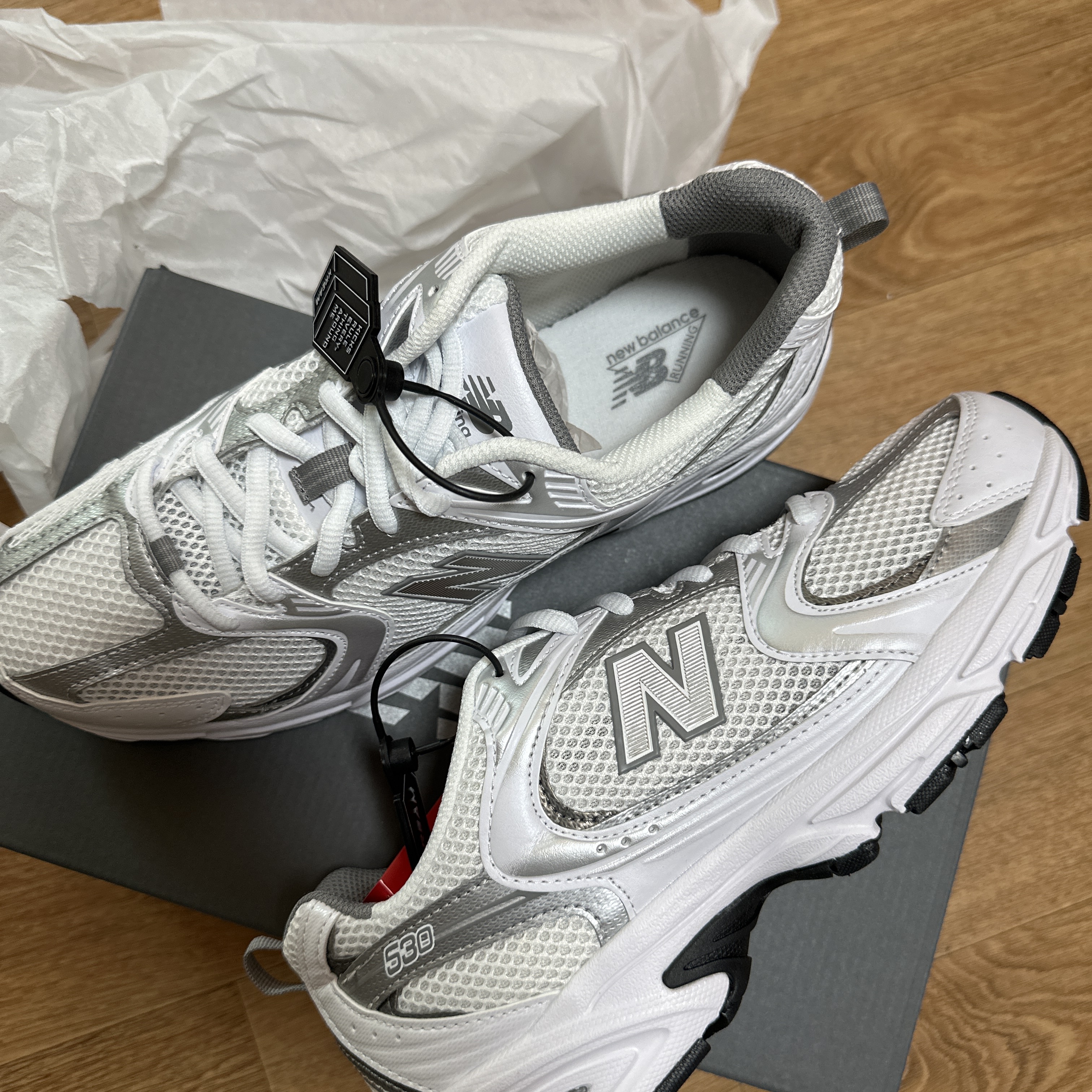 New Balance 530 White Silver 착용 스타일