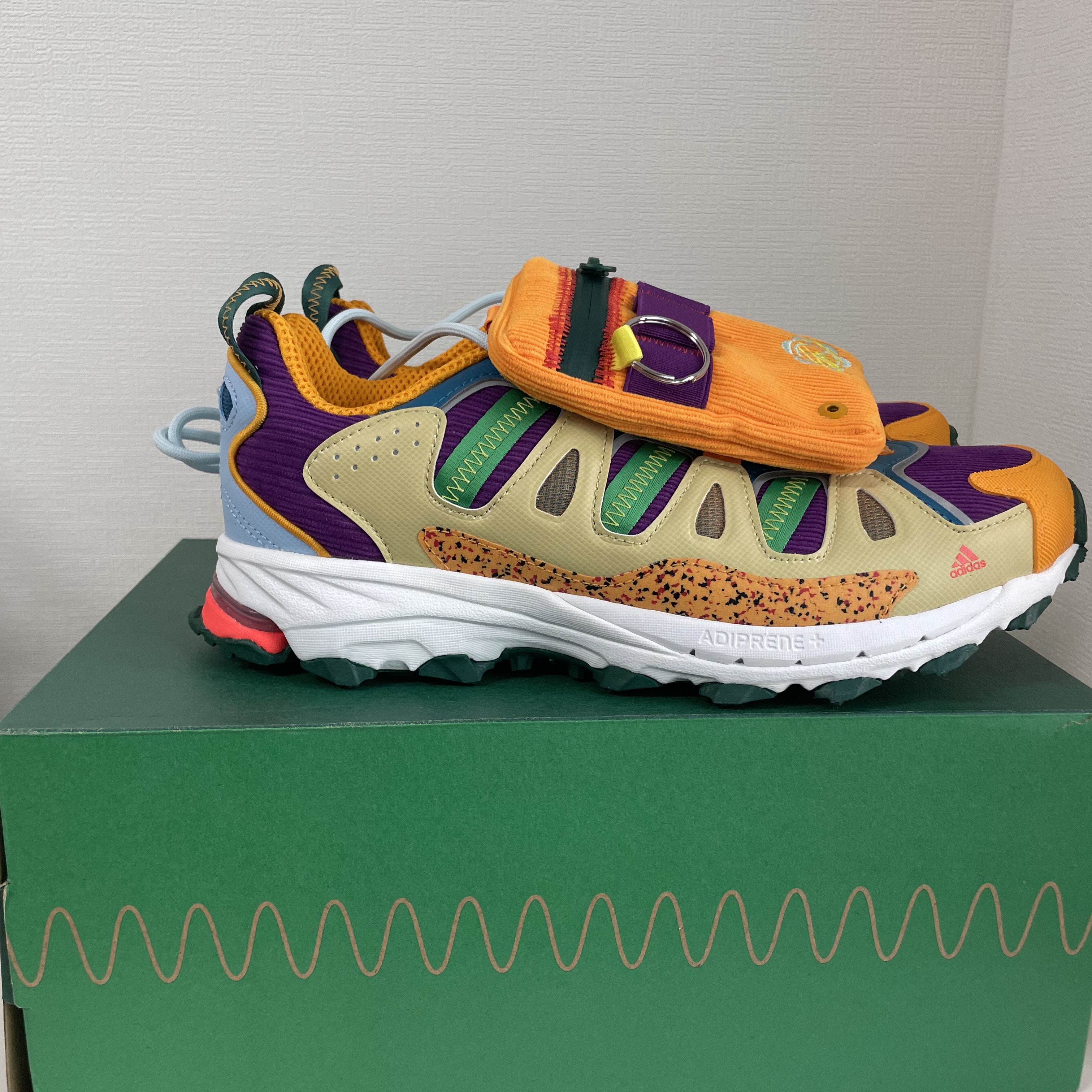 Adidas x Sean Wotherspoon Superturf Adventure Jiminy Cricket 착용 스타일 - 4