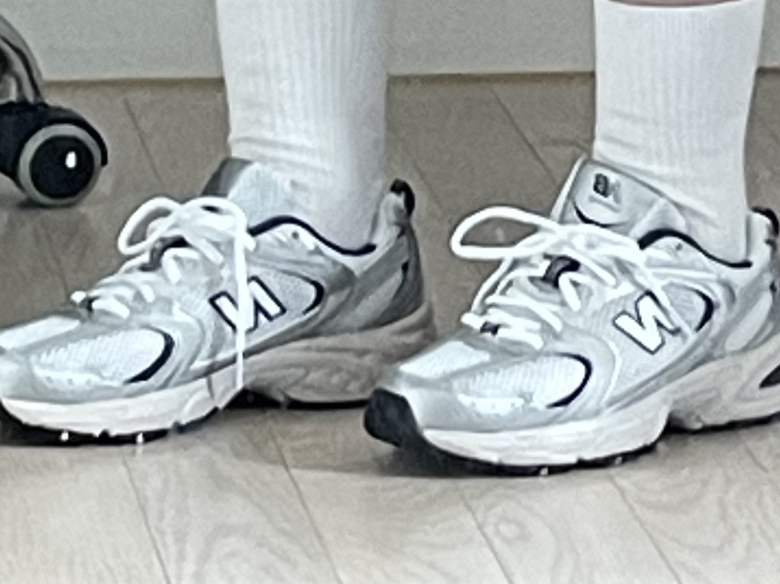 New Balance 530 Steel Grey 착용 스타일 - 1