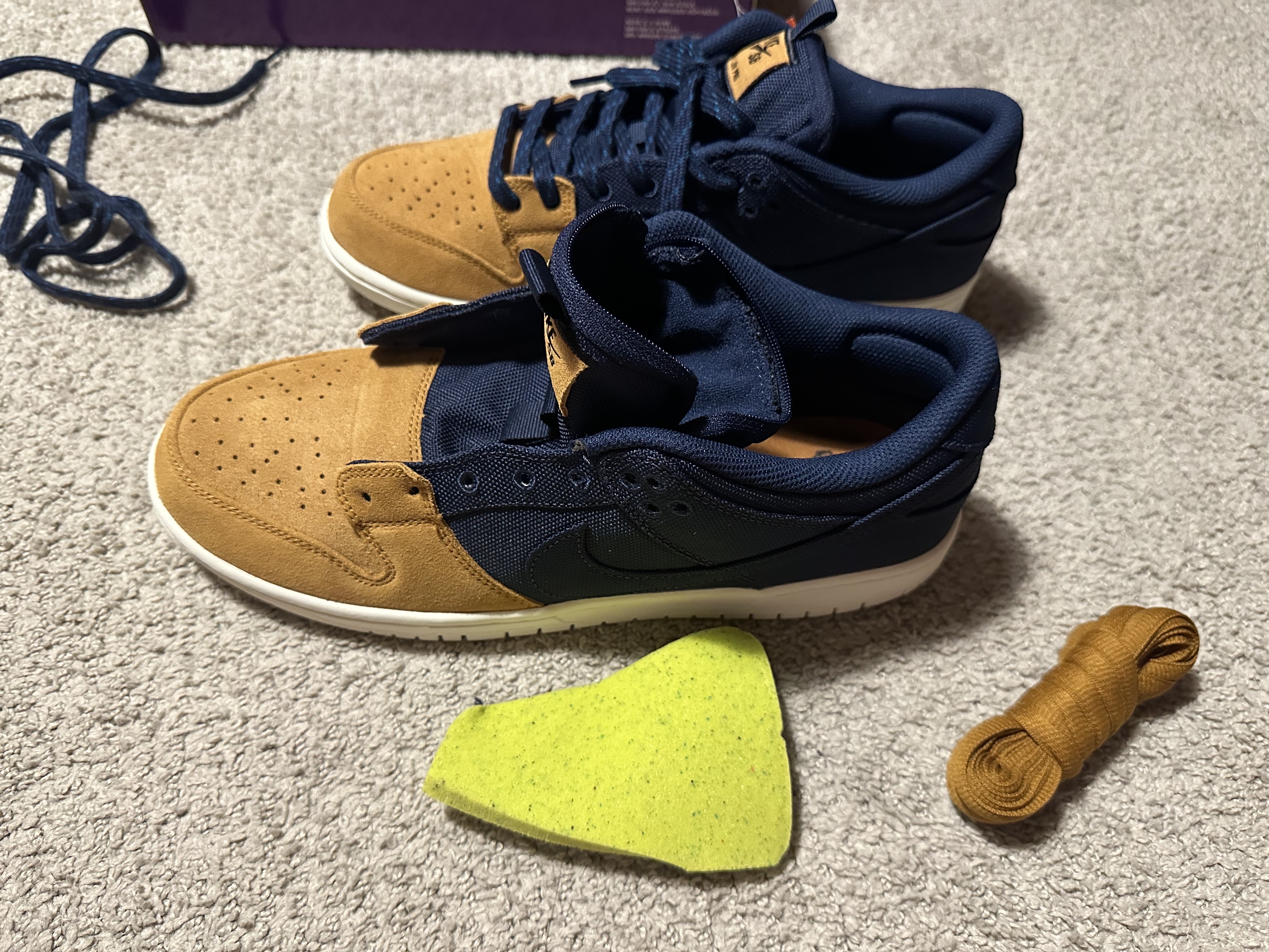 Nike SB Dunk Low Pro Premium Desert Ochre and Midnight Navy 착용 스타일 - 1