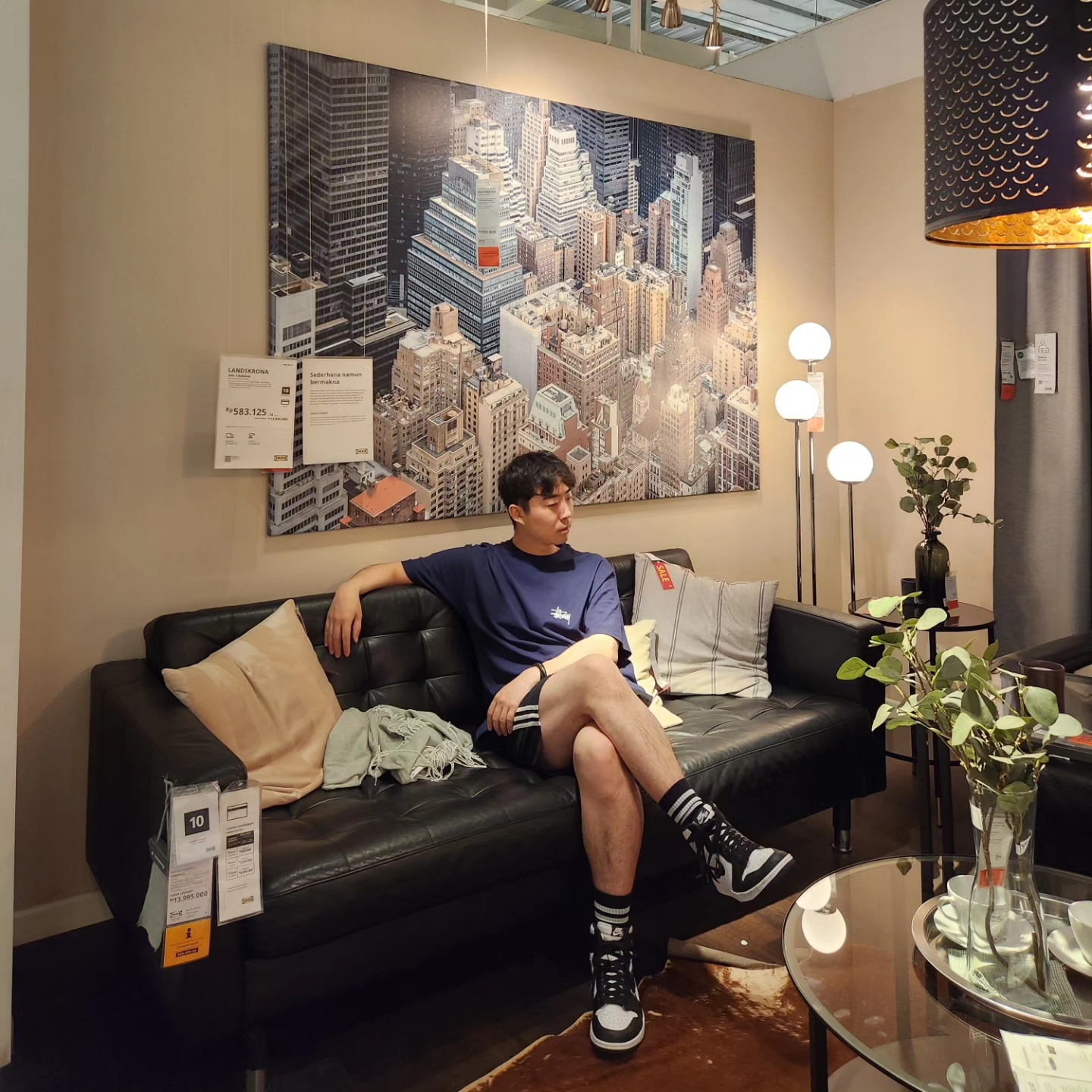 조던 1 레트로 하이 OG 블랙 화이트 2014, 스투시 베이직 스투시 티셔츠 네이비 2022 착용 스타일 - 3