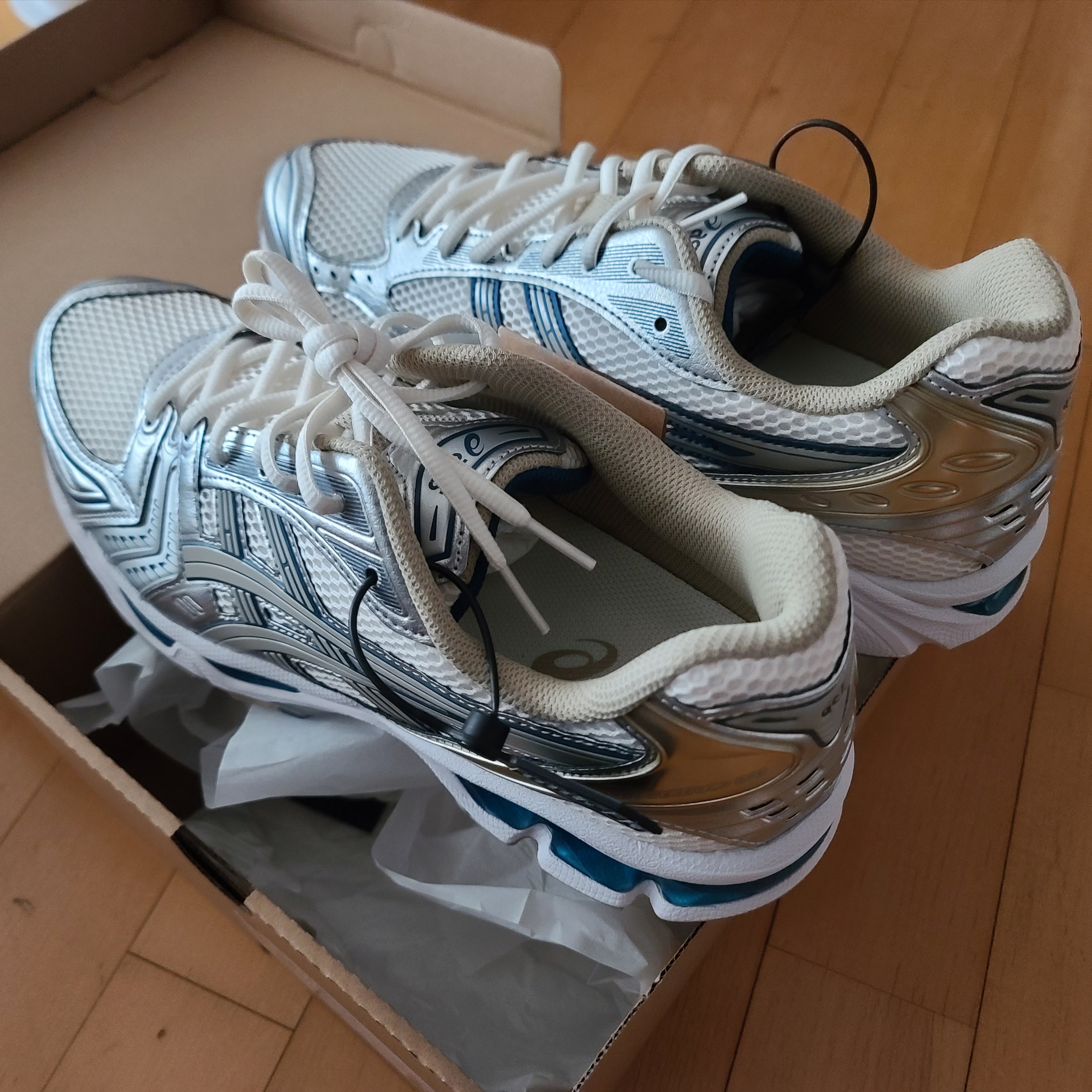 Asics Gel-Kayano 14 Cream Pure Silver 착용 스타일