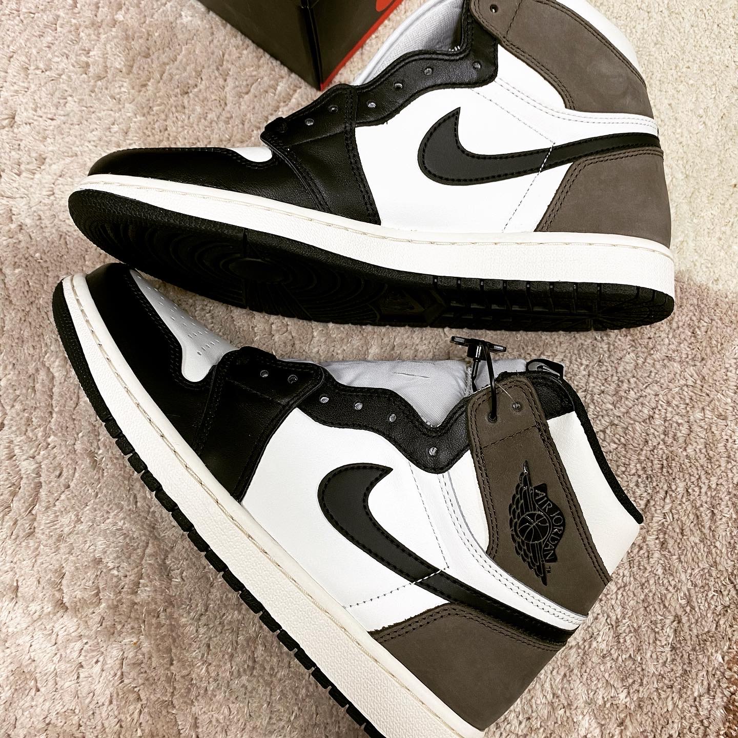 Jordan 1 Retro High OG Black Mocha 착용 스타일 - 2