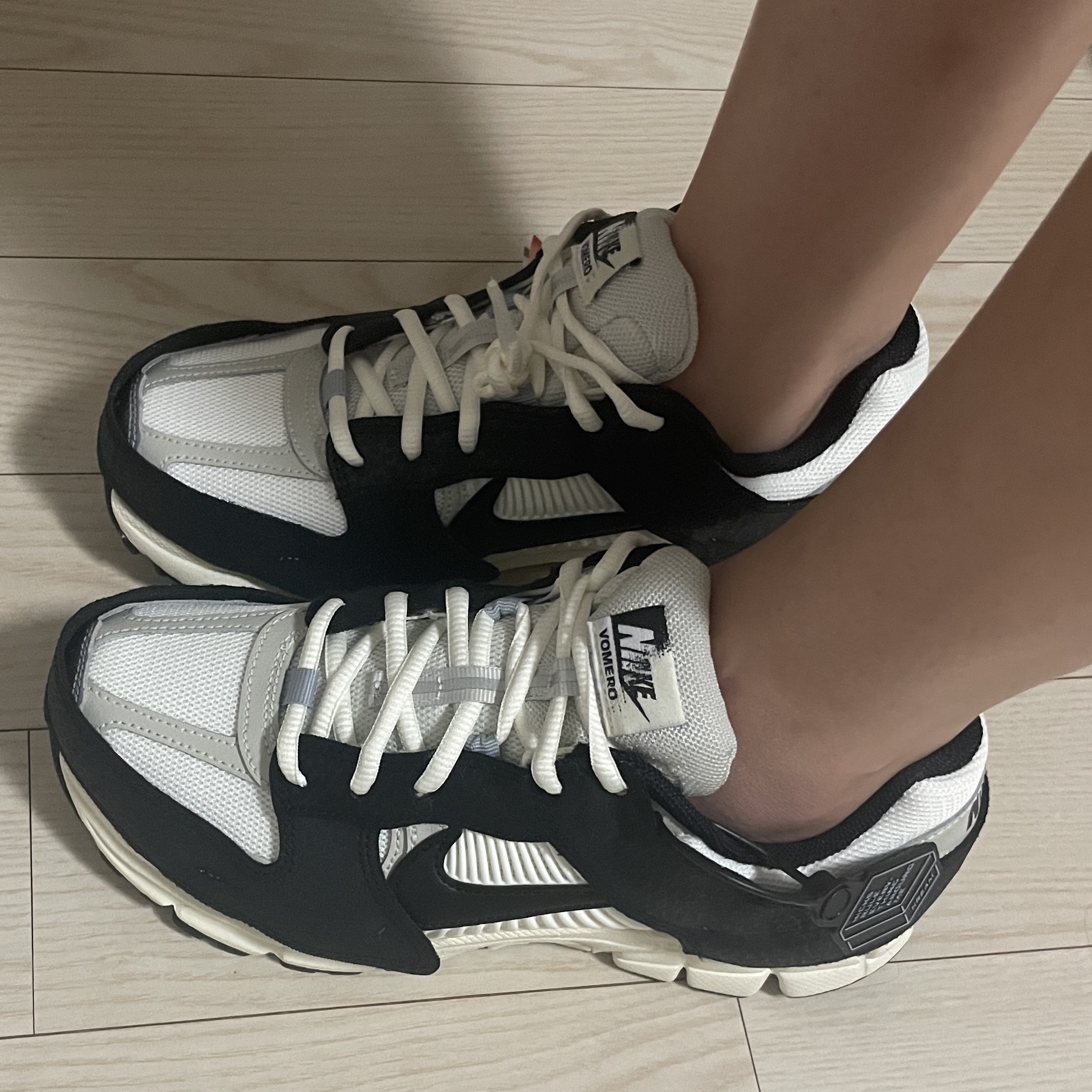 (W) Nike Zoom Vomero 5 Wolf Grey and Black 착용 스타일 - 3